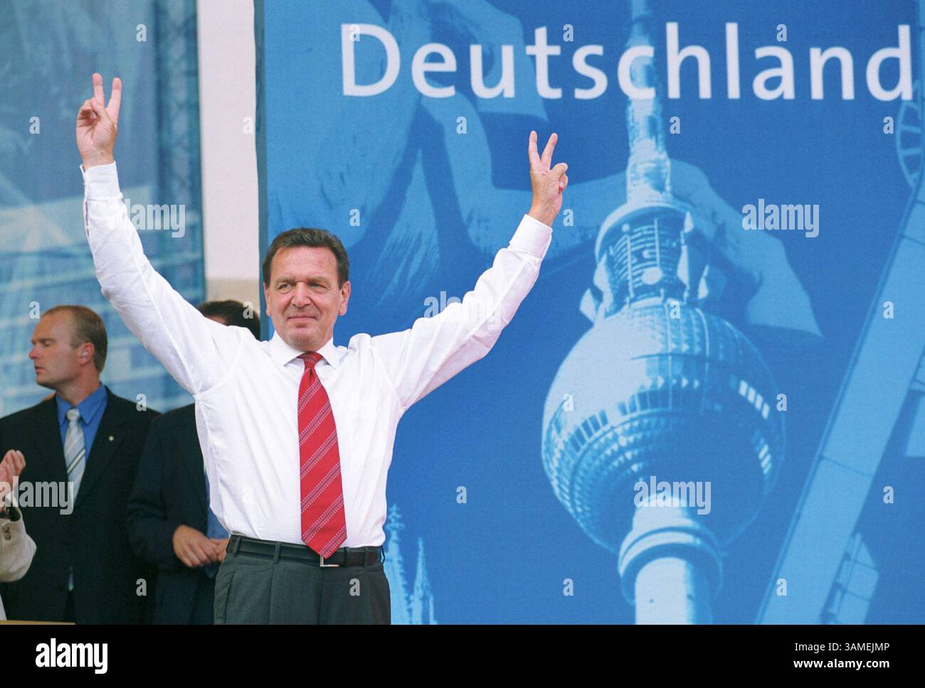 26. August 2002 - USA - KRT-WELTNACHRICHTEN SCHLEPPTEN: DEUTSCHE WAHLEN KRT-FOTO VON STEFAN BONESS/IPON (13. September) Gerhard Schroeder, Bundeskanzler und Vorsitzender der SPD nach seiner Rede auf einer Wahlkampfkundgebung in der Berliner Innenstadt, 23. August 2002. (KRT) NC KD BL 2002 (Horiz) (lde) (Kreditbild: © iPON/mct/ZUMAPRESS.com) Stockfoto