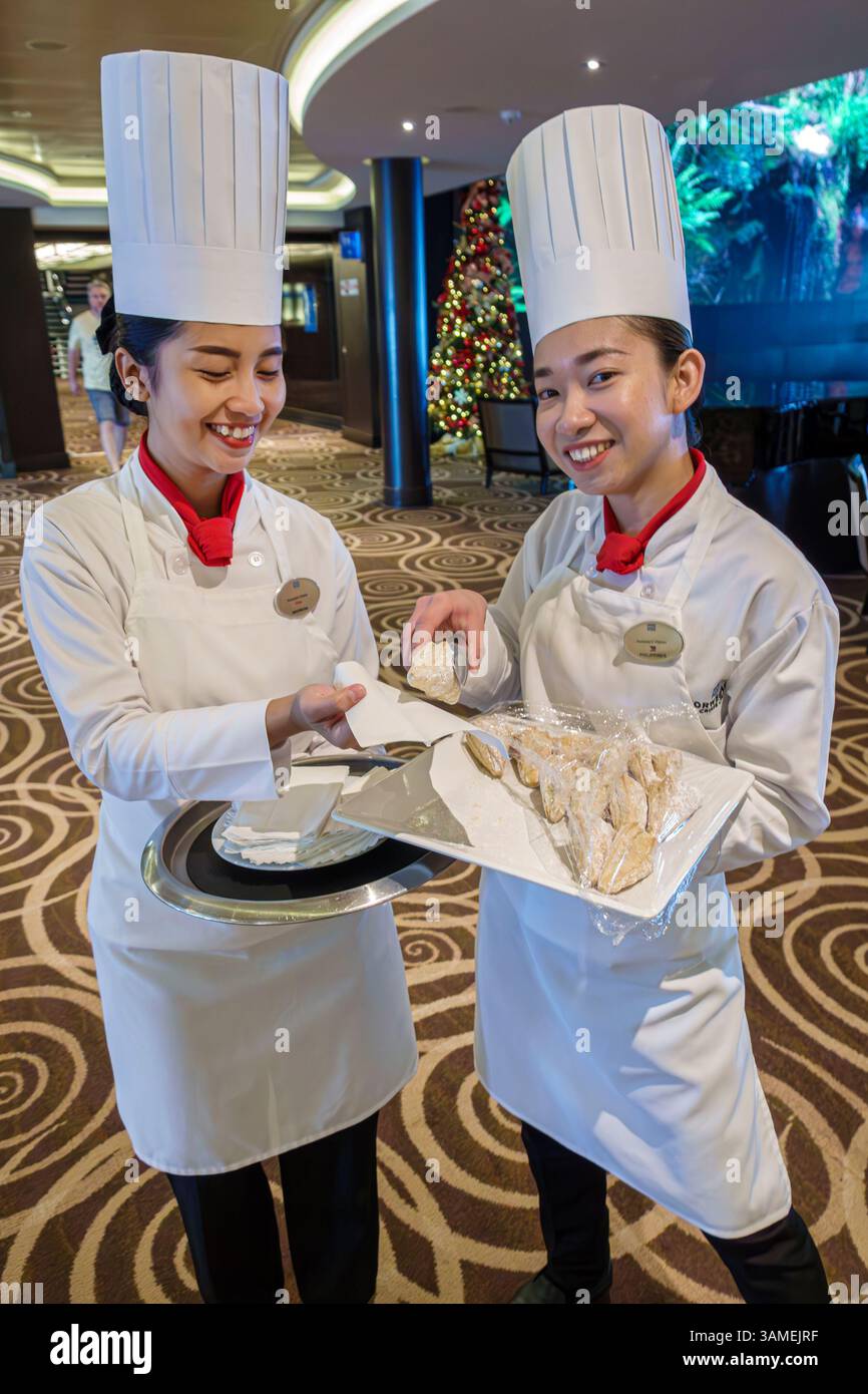 Bahamas, Norwegian Cruise Line NCL Breakaway Schiff 11-tägige Route in der Ostkaribik, an Bord Innenraum, asiatische Frauen Personal Crew, weibliche Konditorinnen Stockfoto