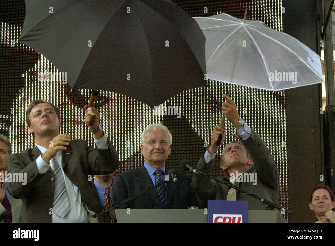 26. August 2002 - USA - KRT-WELTNACHRICHTENGESCHICHTE SCHLEPPTE: DEUTSCHE WAHLEN KRT-FOTO VON CHRISTOPH BUSSE/TRANSIT (13. September) der CDU-Kanzler Edmund Stoiber wird auf dem Leipziger Marktplatz vom 26. August 2002 vor Flugobjekten geschützt. (KRT) NC KD BL 2002 (Horiz) (lde) (Kreditbild: © Transit/mct/ZUMAPRESS.com) Stockfoto