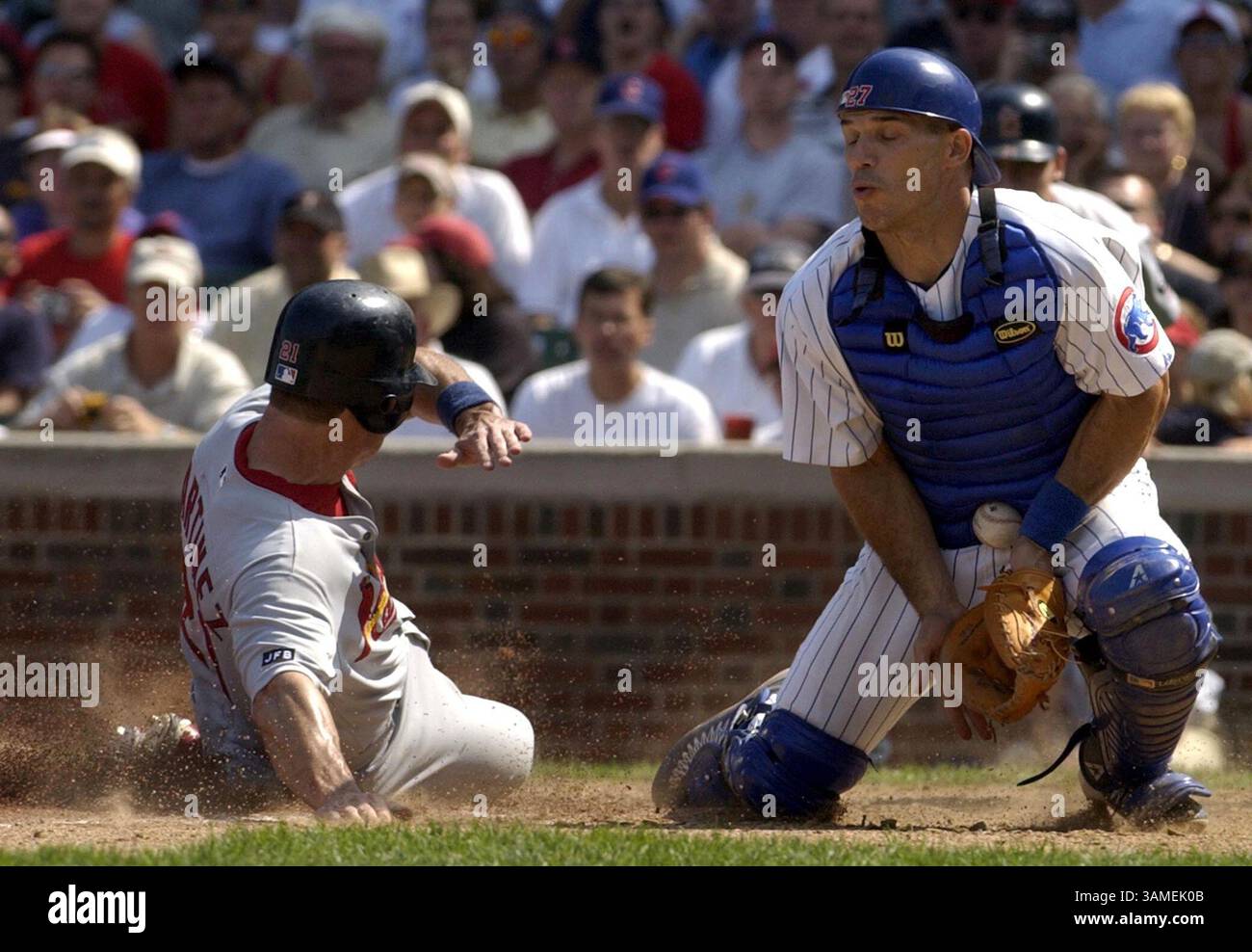 31. August 2002 - STAMP, USA - KRT SPORTS STORY SLUGGED: CARDINALS-CUBS KRT FOTO VON PHIL VELASQUEZ/CHICAGO TRIBUNE (August 31) CHICAGO, IL - St. Louis' Tino Martinez gleitet sicher in die Heimat, als Joe Girardi aus Chicago am Samstag, 31. August 2002 versucht, den Ball einzuziehen. (TB) NC KD BL 2002 (Horiz) (gsb) (Kreditbild: © Chicago Tribune/mct/ZUMAPRESS.com) Stockfoto