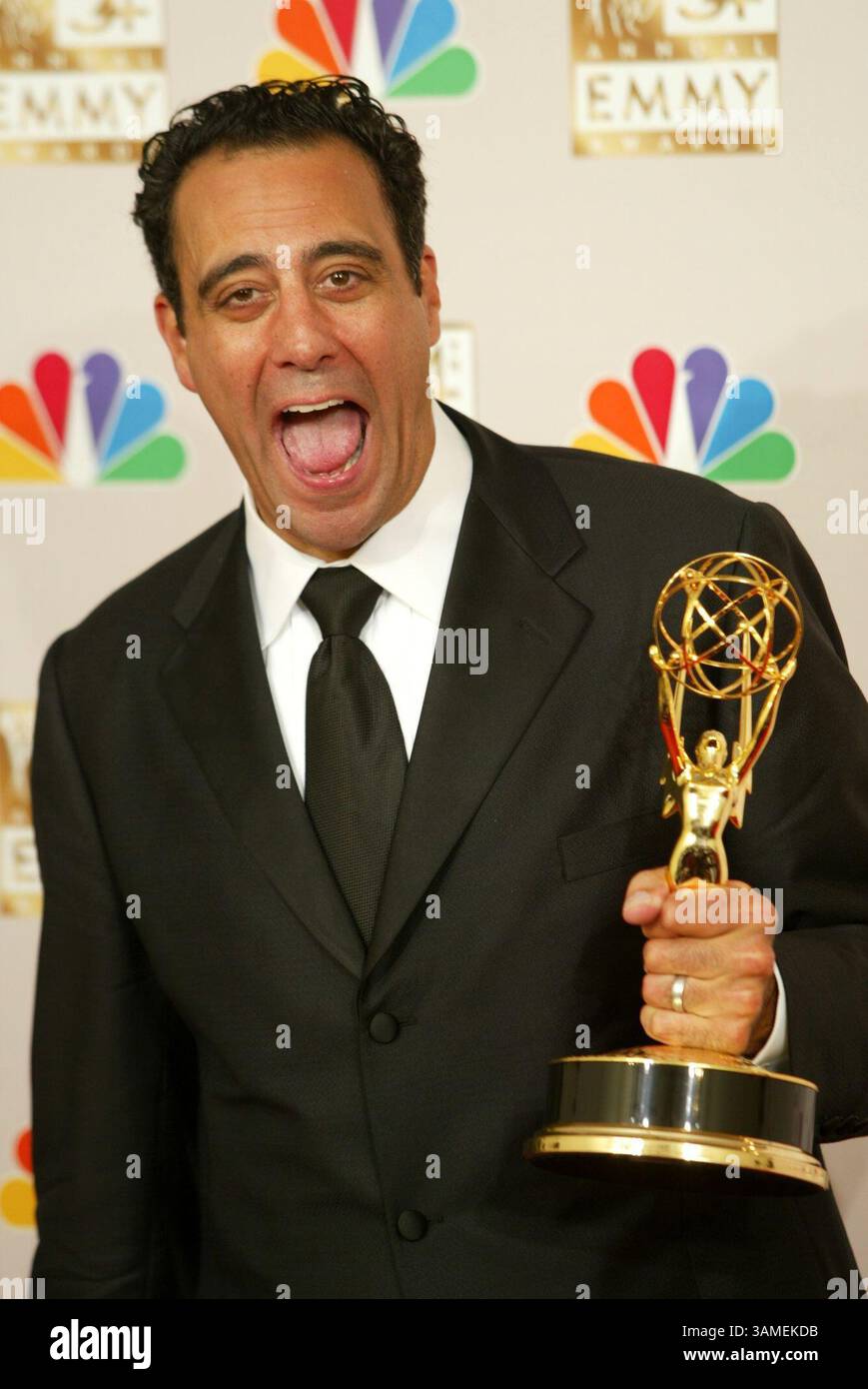22. September 2002 - USA - KRT ENTERTAINMENT STORY SLUGGED: TV-EMMYS KRT PHOTOGRAPHY BY MARK AVERY/ORANGE COUNTY REGISTER (22. September) LOS ANGELES, KALIFORNIEN - Brad Garrett von „Everybody Loves Raymond“ gewann den Titel Best Nebendarsteller Comedy bei den 54. Jährlichen Primetime Emmy Awards am Sonntag, 22. September 2002 in Los Angeles, Kalifornien. (OC) NC KD BL 2002 (Vert) (Digitalbild) (mvw) (Kreditbild: © Orange County Register/mct/ZUMAPRESS.com) Stockfoto