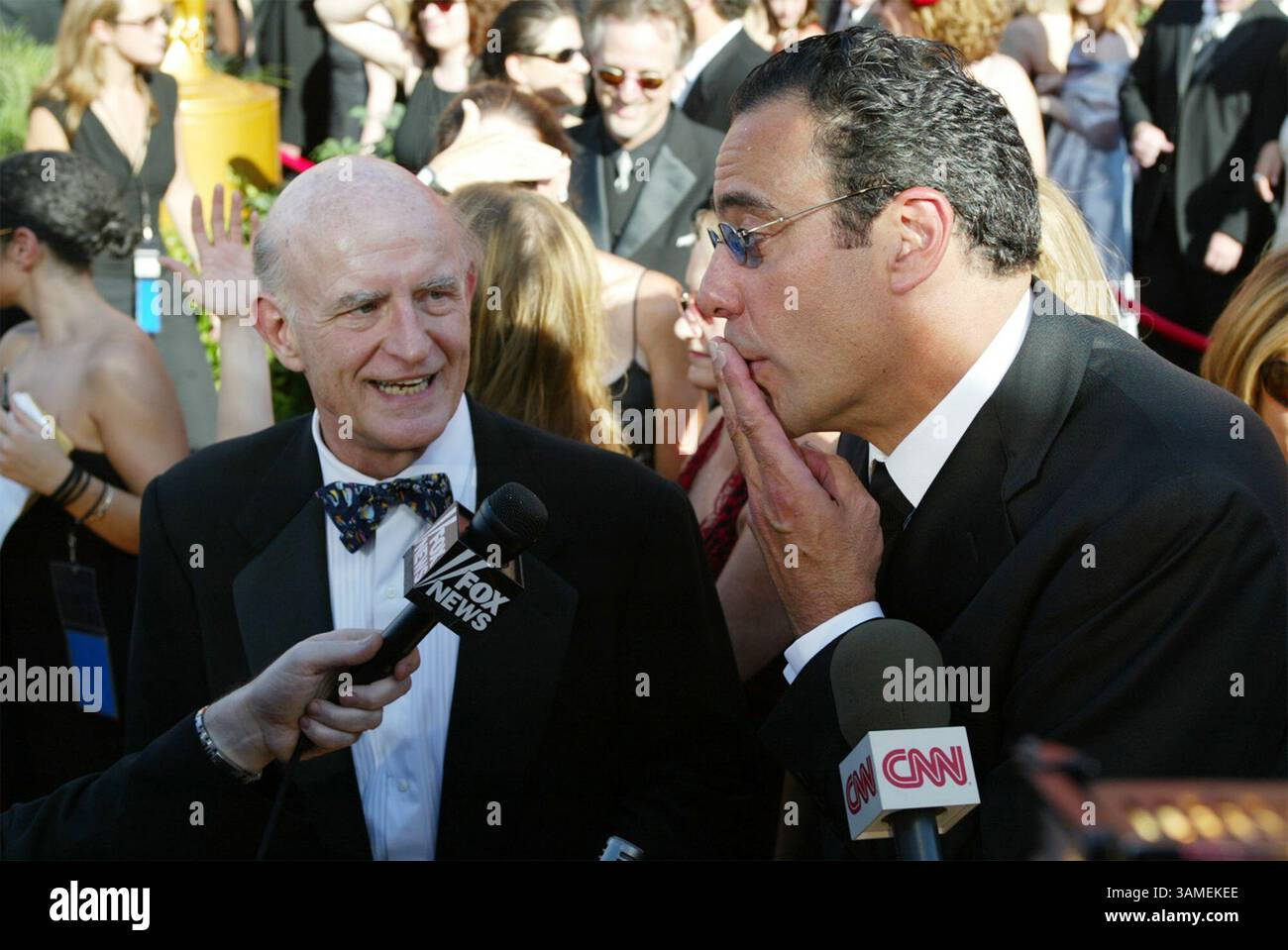 22. September 2002 - US-KRT ENTERTAINMENT STORY SLUGGED: TV-EMMYS KRT PHOTOGRAPHY BY MARK AVERY/ORANGE COUNTY REGISTER (22. September) LOS ANGELES, CA - Peter Boyle, links, und Brad Garrett von ''Everybody Loves Raymond'' kommen am Sonntag, 22. September 2002, in Los Angeles, Kalifornien bei den 54. Jährlichen Primetime Emmy Awards an. (OC) NC KD BL 2002 (Horiz) (digitales Bild) (mvw) (Kreditbild: © Orange County Register/mct/ZUMAPRESS.com) Stockfoto