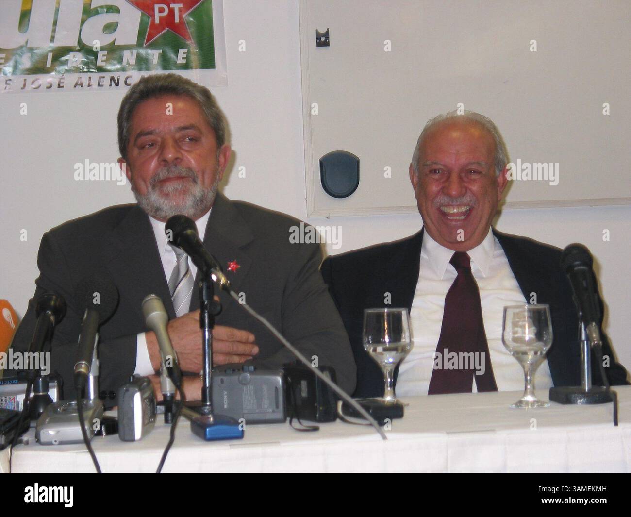 30. September 2002 - USA - KRT WORLD NEWS STORY SLUGGED: BRASILIEN-WAHLEN KRT FOTO VON KEVIN G. HALL/KRT (September 30) SAO PAULO, BRASILIEN - Luiz Inacio Lula da Silva, links, lacht mit seinem Laufkollegen Jose Alencar während einer Pressekonferenz am 30. September 2002 mit der ausländischen Presse in Sao Paulo. Da Silva, eine langjährige Linke und ehemalige gewerkschaftsorganisatorin, hat vor den Wahlen am 6. Oktober eine führende Führung. (KRT) NC KD BL 2002 (Horiz) (lde) (Kreditbild: © PHOTOGNOSOURCE/mct/ZUMAPRESS.com) Stockfoto