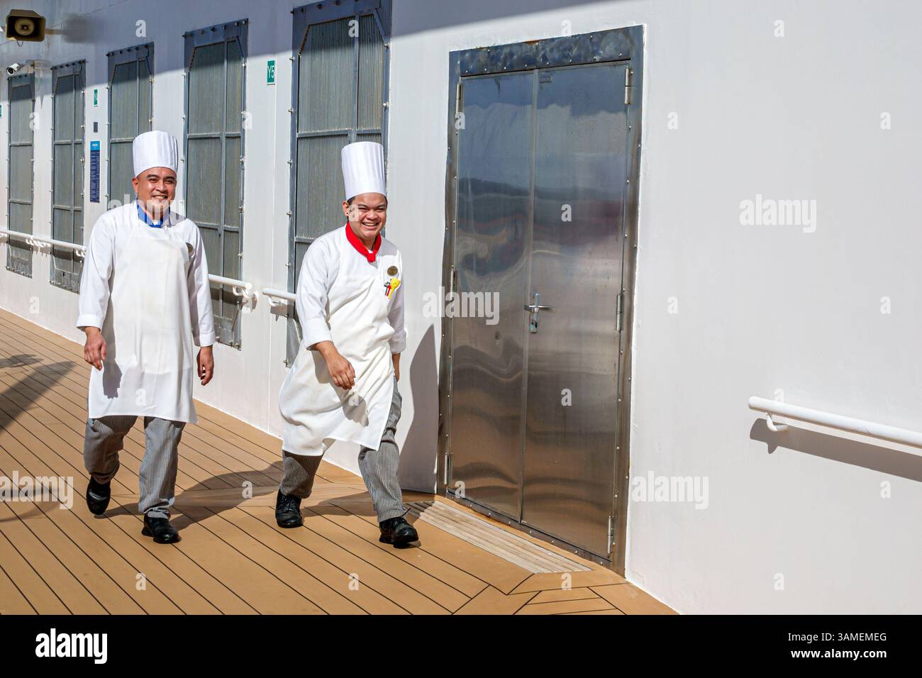 Bahamas, Norwegian Cruise Line NCL Breakaway Schiff 11-tägige Route in der östlichen Karibik, an Bord Außendeck, Crew Personal Asian man Men, Kreuzfahrtschiff Stockfoto