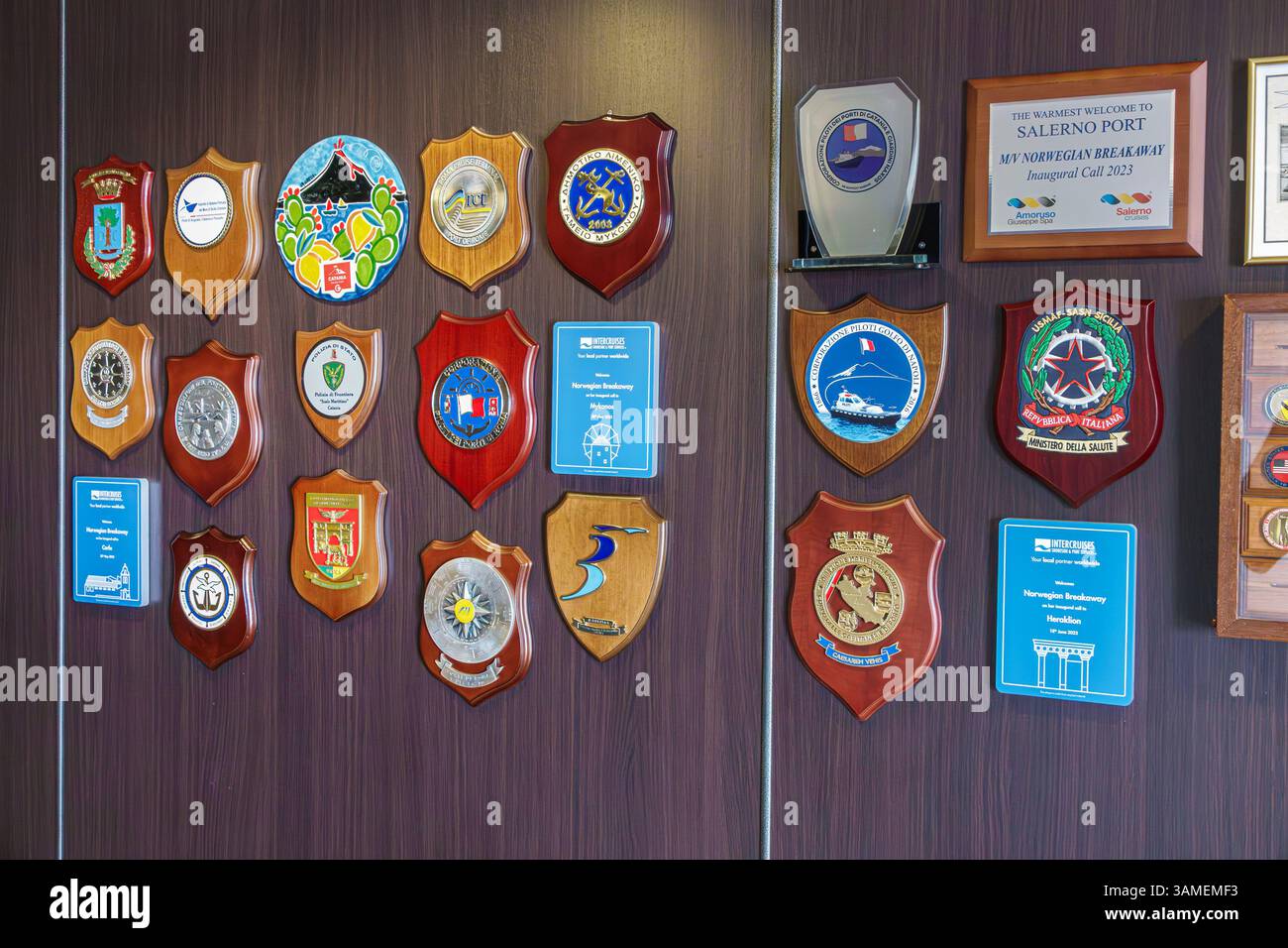 Bahamas, Norwegian Cruise Line NCL Breakaway Schiff 11-tägige Route in der östlichen Karibik, an Bord im Inneren, Gedenktafeln Wand, Kreuzfahrtschiff HON Stockfoto