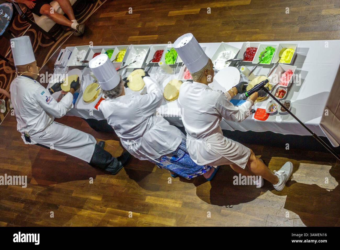Bahamas, Norwegian Cruise Line NCL Breakaway Schiff 11-tägige Route in der östlichen Karibik, an Bord innen, das Atrium von oben, Kuchen d Stockfoto