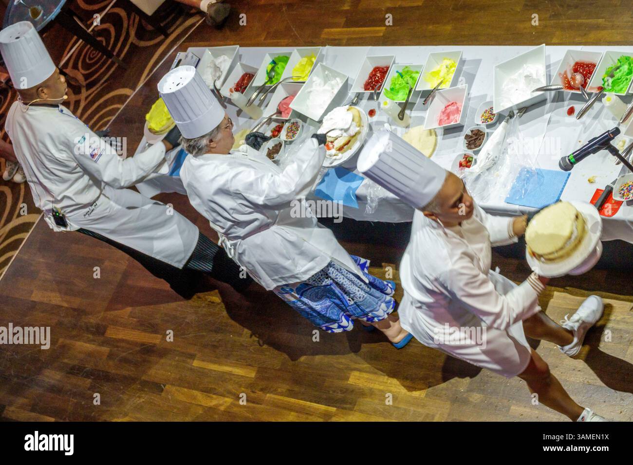 Bahamas, Norwegian Cruise Line NCL Breakaway Schiff 11-tägige Route in der östlichen Karibik, an Bord innen, das Atrium von oben, Kuchen d Stockfoto