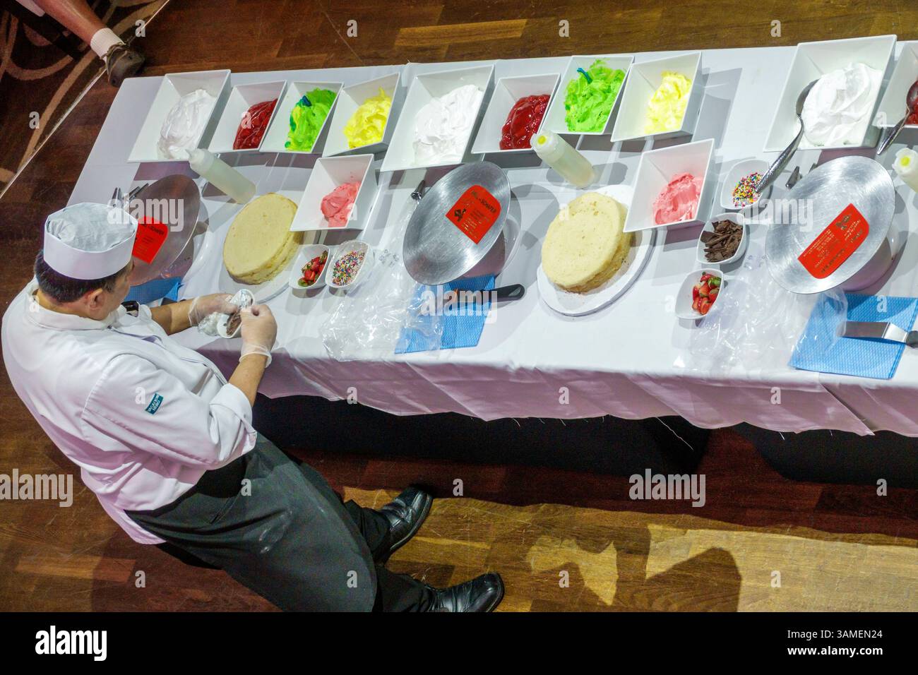 Bahamas, Norwegian Cruise Line NCL Breakaway Schiff 11-tägige Route in der östlichen Karibik, an Bord innen, das Atrium von oben, Crew s Stockfoto