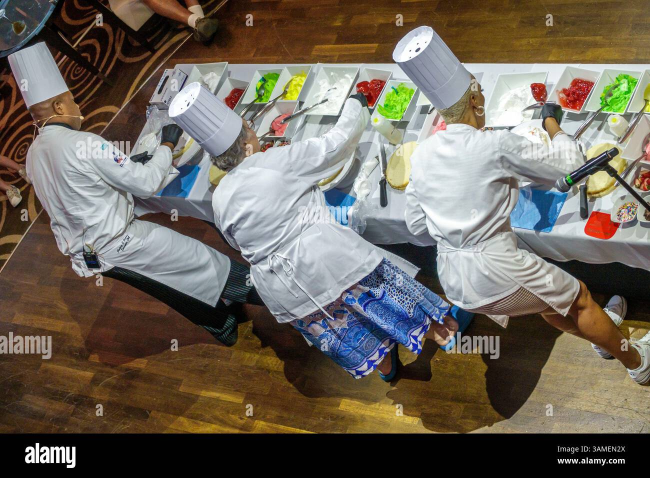 Bahamas, Norwegian Cruise Line NCL Breakaway Schiff 11-tägige Route in der östlichen Karibik, an Bord innen, das Atrium von oben, Kuchen d Stockfoto