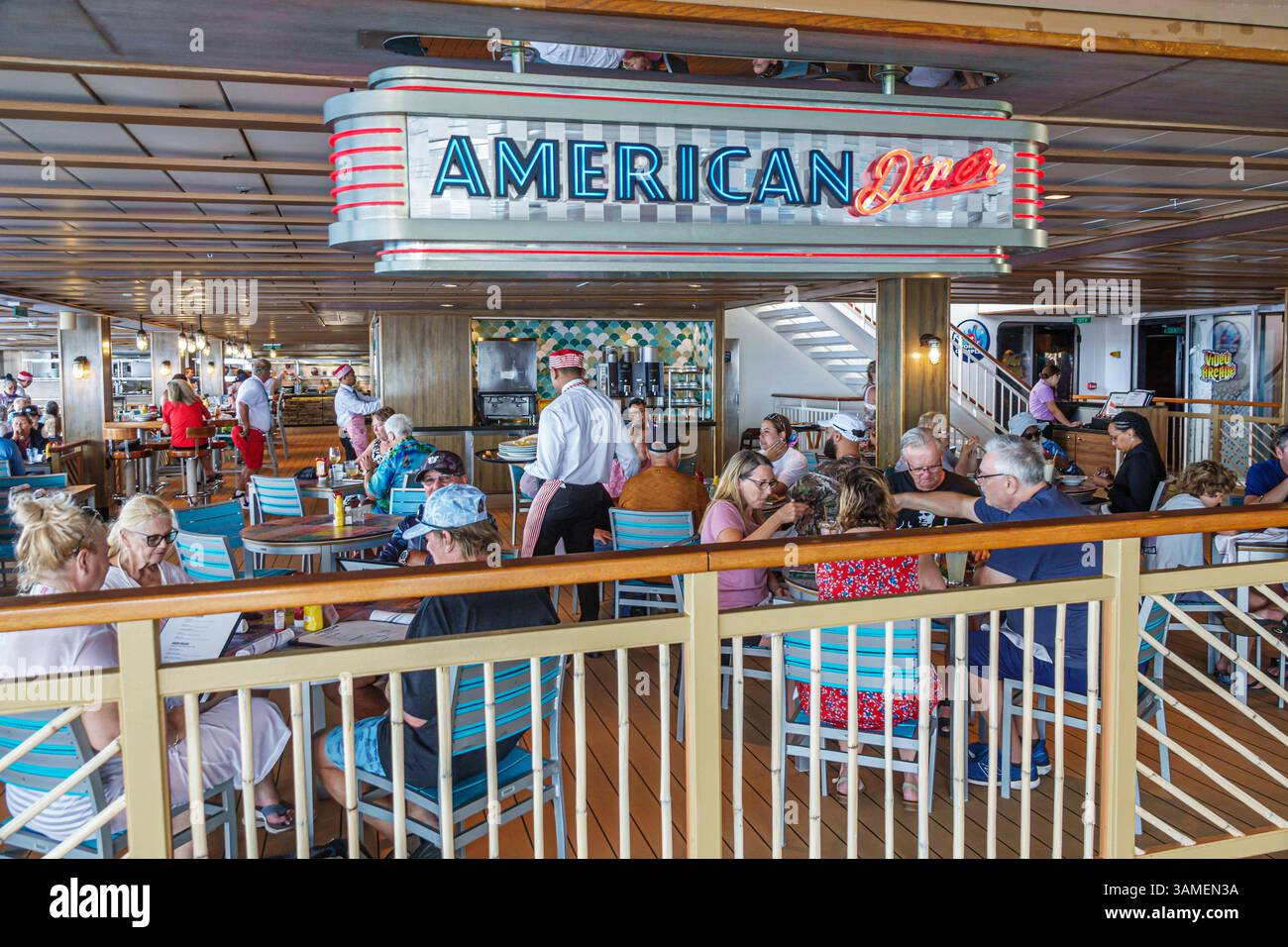 Bahamas, Norwegian Cruise Line NCL Breakaway Schiff, 11-tägige Route in der östlichen Karibik, an Bord im Inneren, American Diner Restaurant, Kreuzfahrtschiff dini Stockfoto