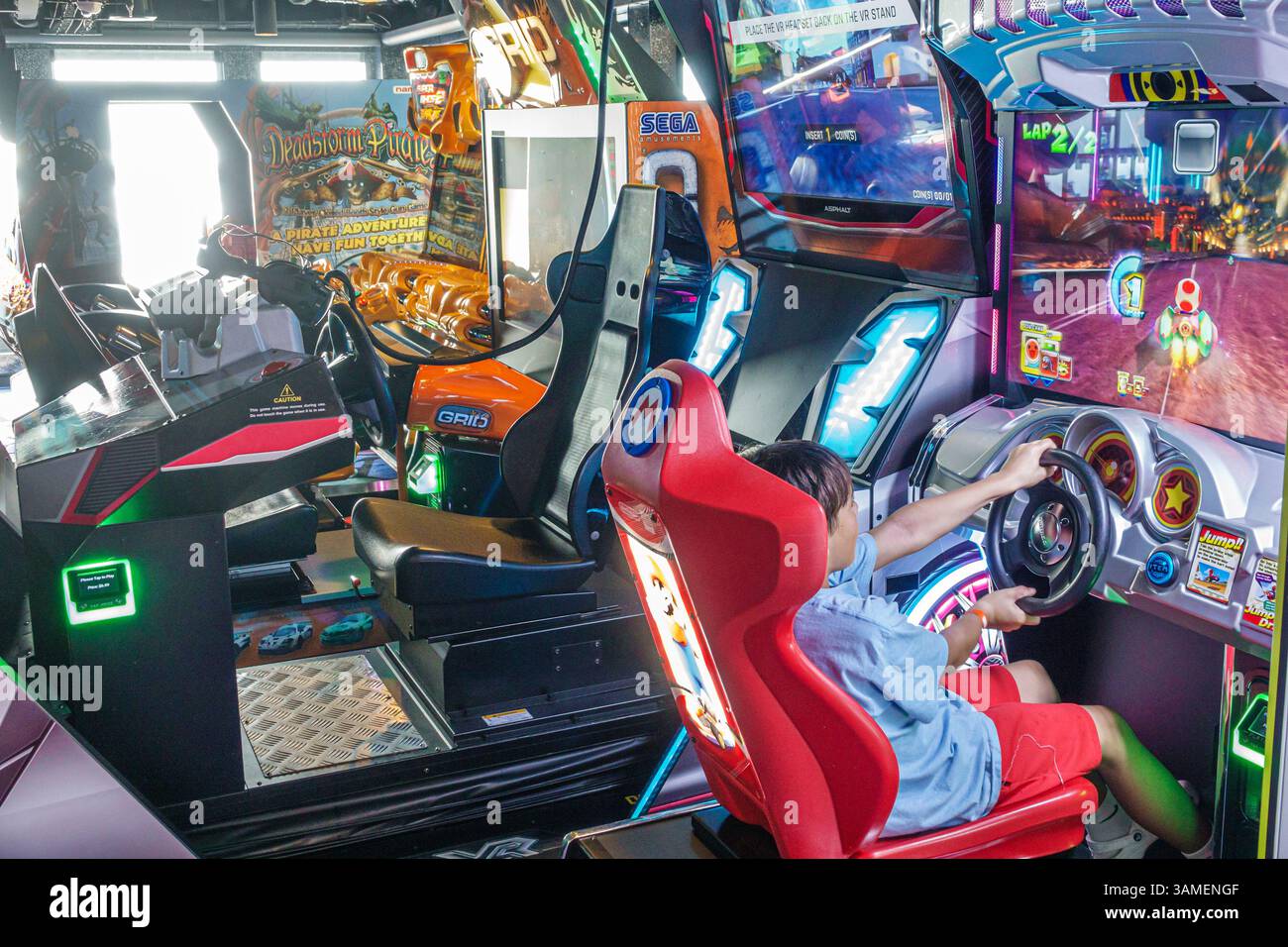 Bahamas, Norwegian Cruise Line NCL Breakaway Schiff, 11-tägiger Reiseplan in der östlichen Karibik, Innenraum an Bord, Videoarkade, Arkadenraum, Kinder, die Videos spielen Stockfoto