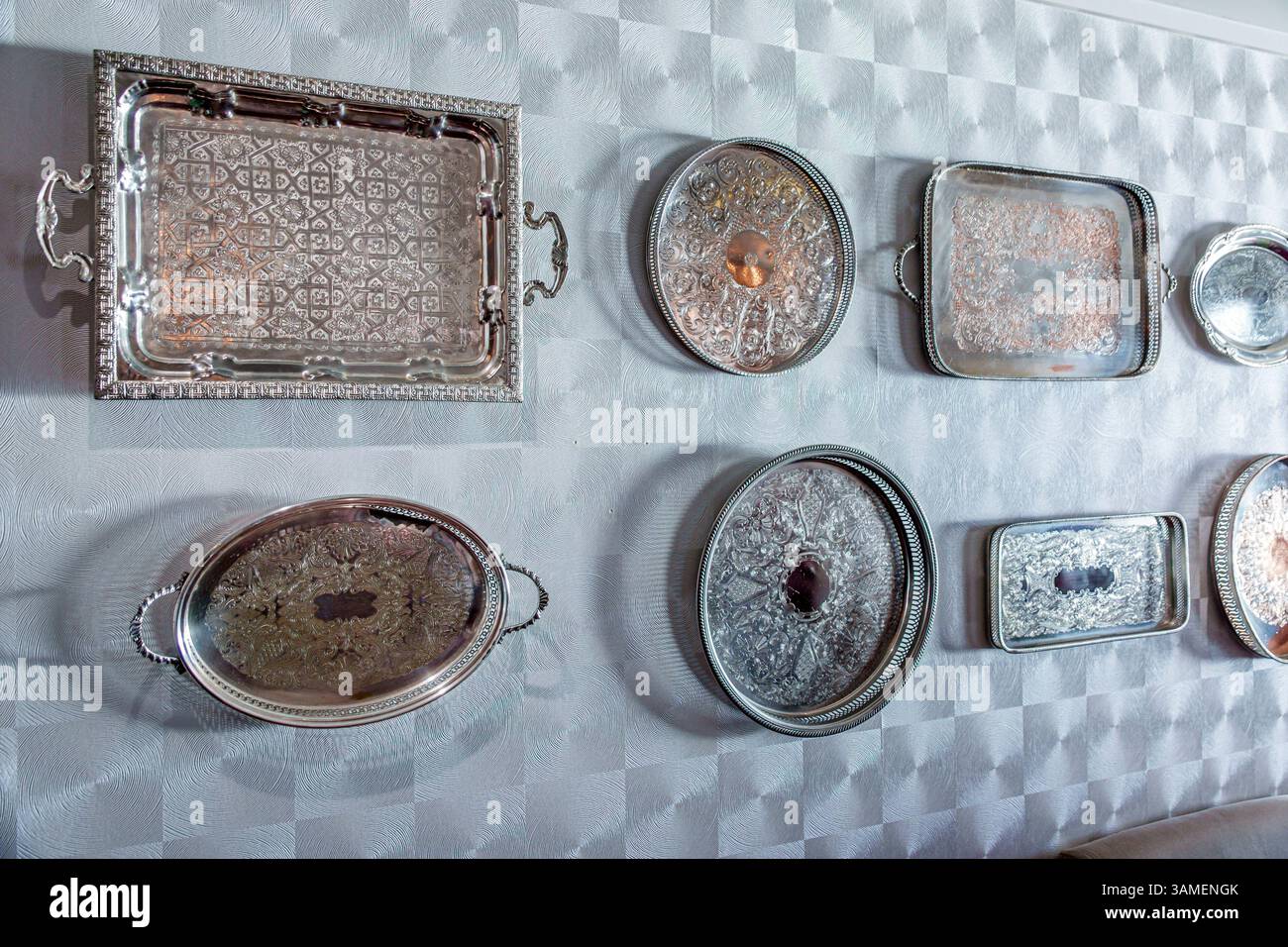 Bahamas, Norwegian Cruise Line NCL Breakaway Schiff, 11-tägige Route in der östlichen Karibik, an Bord innen, dekorative Wandausstellung, kunstvolle Serviertrien Stockfoto