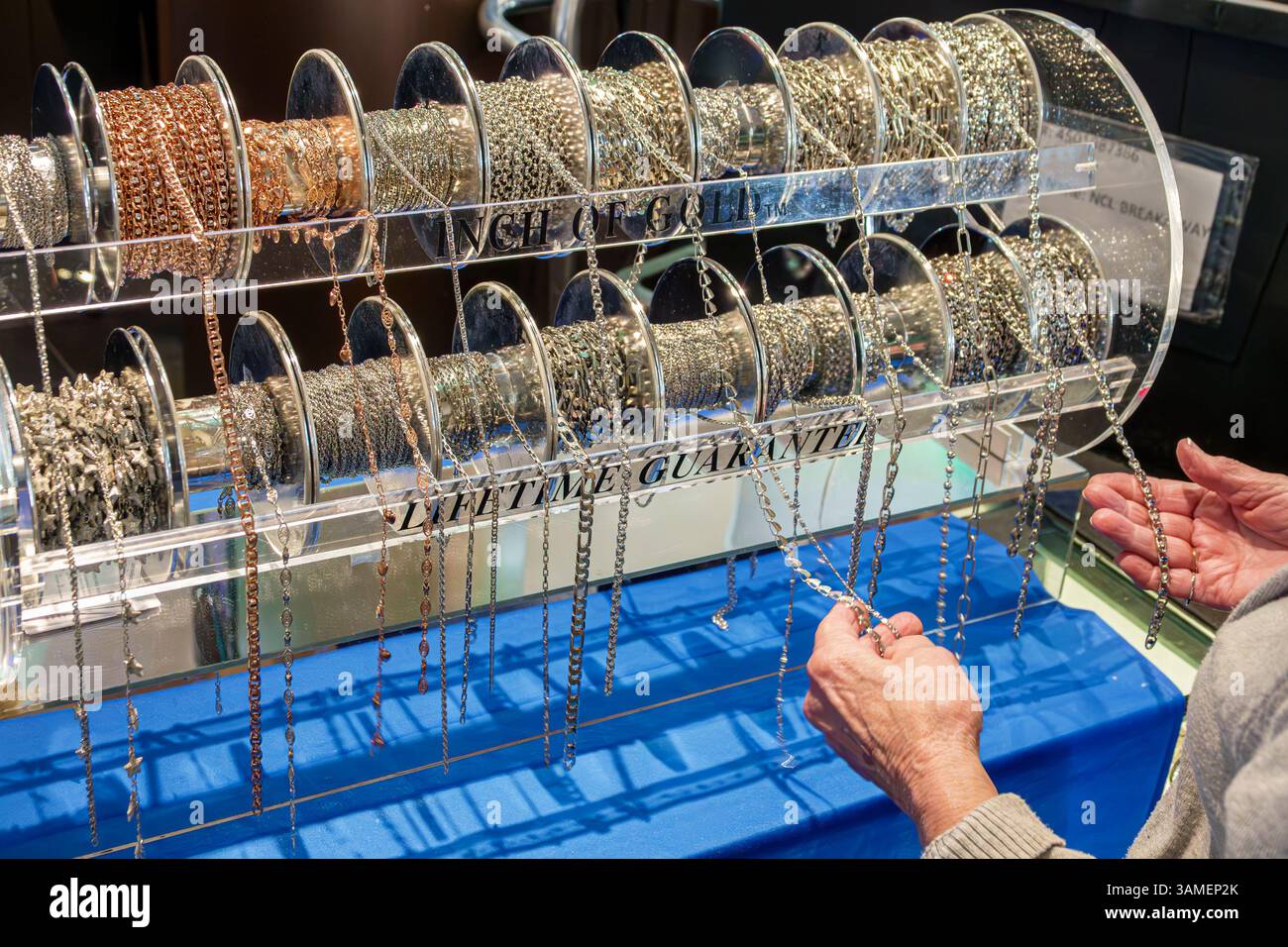 Bahamas, Norwegian Cruise Line NCL Breakaway Schiff, 11-tägige Route in der östlichen Karibik, an Bord im Inneren, Tides Boutique Shopping, Schmuckausstellung, ch Stockfoto