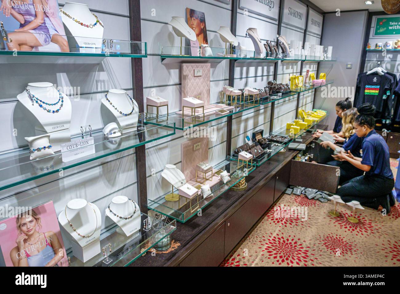 Bahamas, Norwegian Cruise Line NCL Breakaway Schiff, 11-tägige Route in der östlichen Karibik, an Bord im Inneren, Tides Boutique Shopping, Duty free Tax free Stockfoto