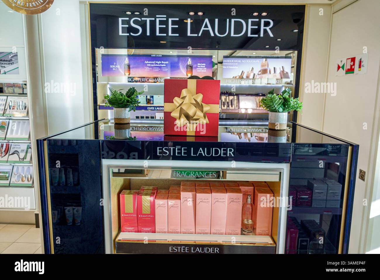 Bahamas, Norwegian Cruise Line NCL Breakaway Schiff, 11-tägige Route in der östlichen Karibik, an Bord im Inneren, The Beauty Shop Shopping, Duty Free Tax fre Stockfoto