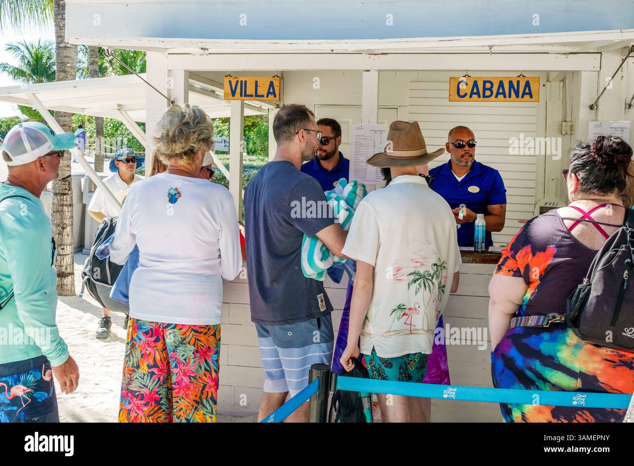Super Stirrup Cay die Bahamas, Passagiere Männer Frauen Paare, Check-in, Cabana mieten, Villa buchen, Kreuzfahrtgäste, Landausflug Check-in, Strandtag Re Stockfoto