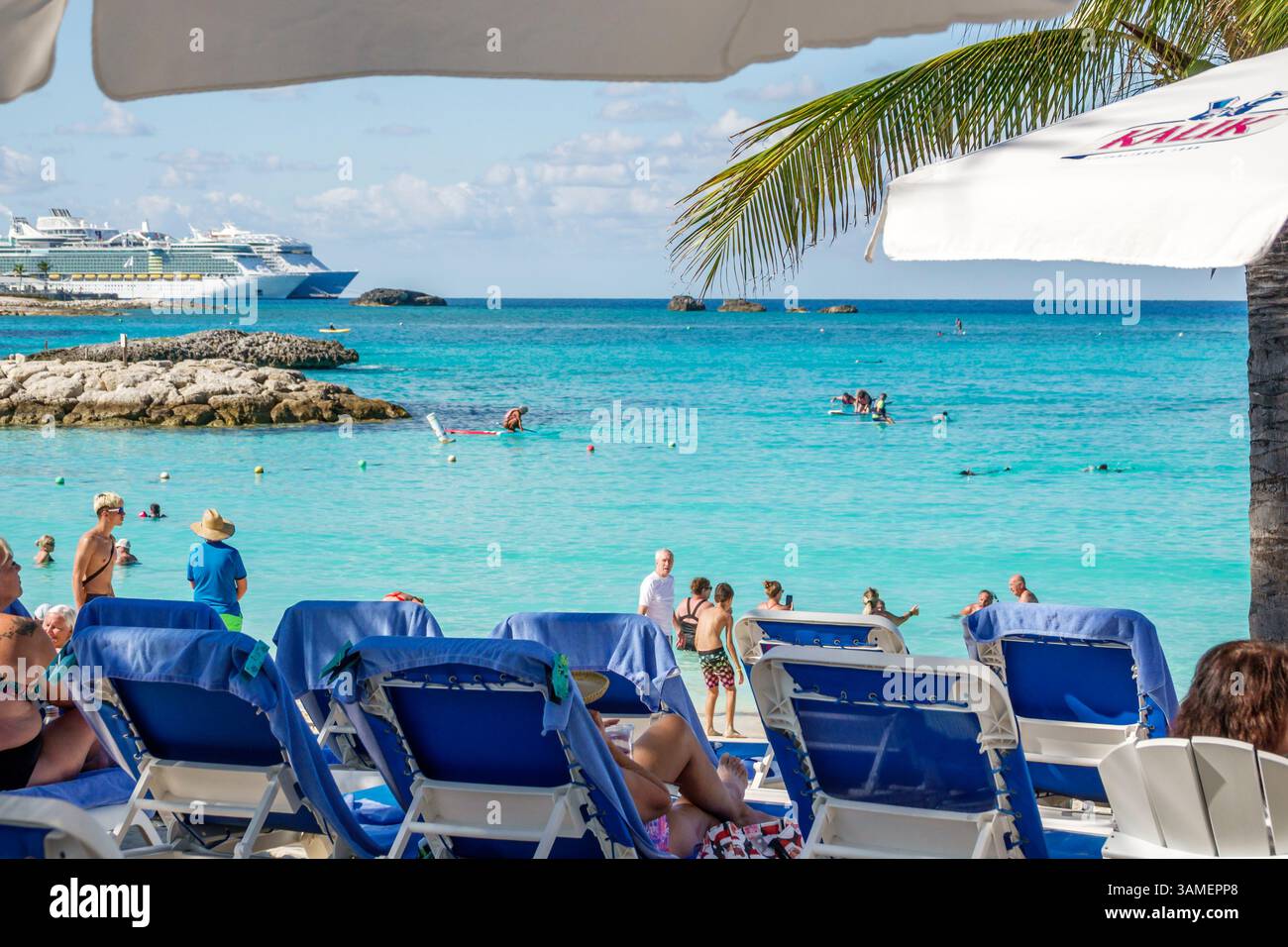 Super Stirrup Cay die Bahamas, Strandszene, Kreuzfahrtpassagiere, entspannen auf Liegestühlen, Schwimmen, Schnorcheln, Paddelboarding, tropisches Wasser, Landausflug, wh Stockfoto
