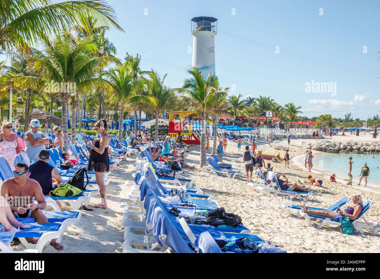 Toller Stirrup Cay die Bahamas, Atlantik, Kreuzfahrtziel Strand, Passagiere Sonnenbaden, Leute entspannen, blaue Liegestühle, weißer Sand, Schwimmen, bea Stockfoto