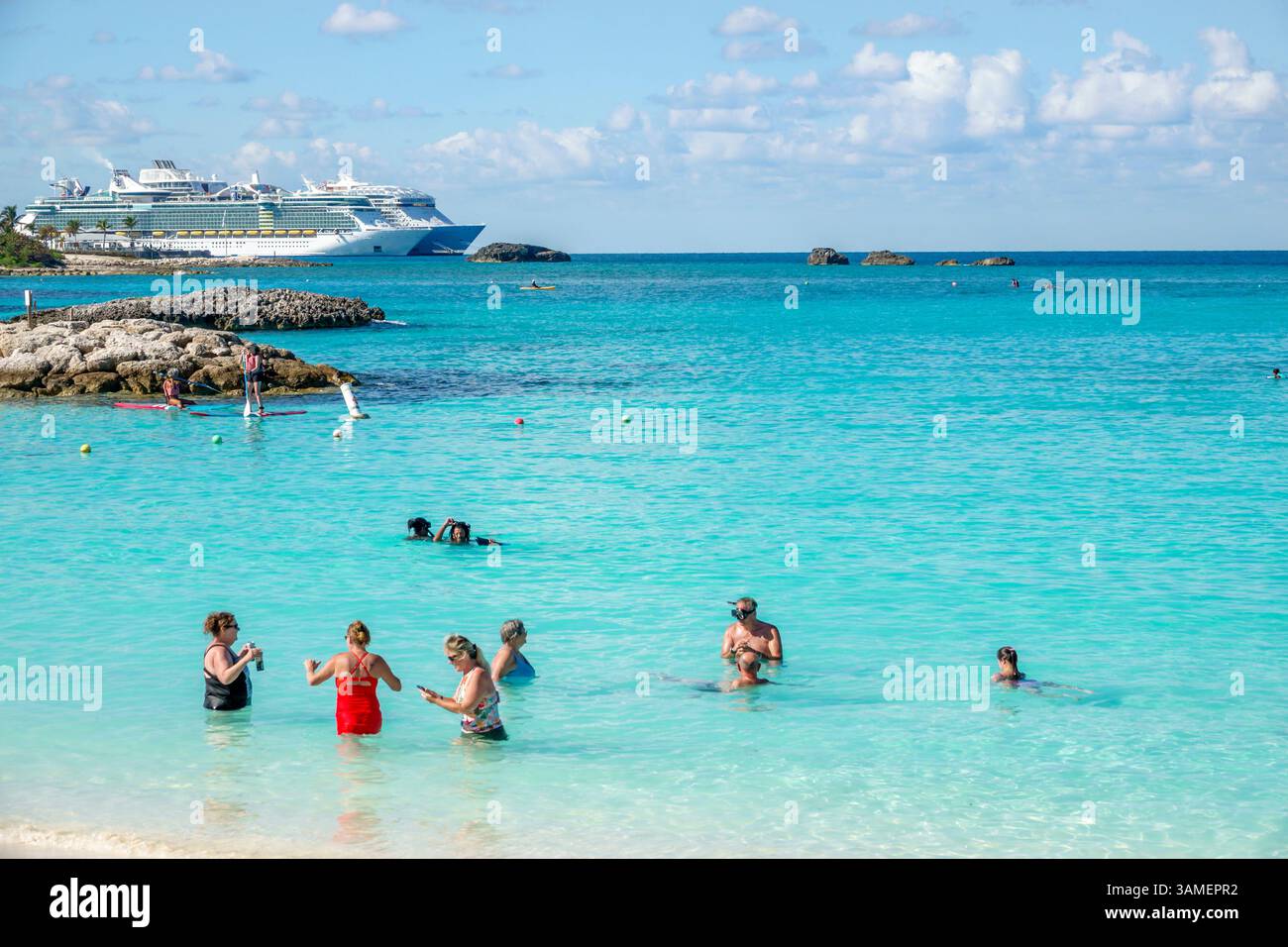 Toller Stirrup Cay die Bahamas, Kreuzfahrttag am Strand, Passagiere schwimmen, Schnorcheln, Paddeln, kristallklares Wasser, tropische Aktivitäten, Küstenurlaub, Stockfoto