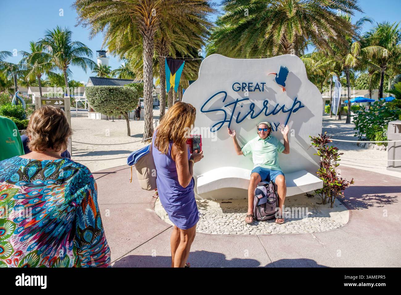 Tolles Stirrup Cay die Bahamas, Fotospot, Wahrzeichen Schild, touristische Posen, Reisegedächtnis, Strandeingang, Kreuzfahrtinsel Ziel, entspannter Urlaub Vibe, Peo Stockfoto
