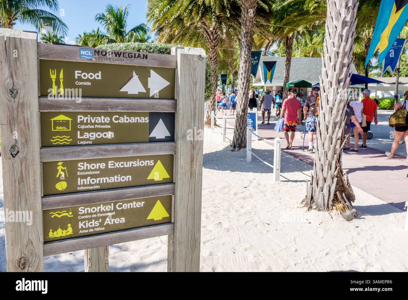 Großartiges Stirrup Cay, Bahamas, Besucherbeschilderung, Wegbeschreibungen für Kreuzfahrten, Landausflüge, Lagune, private Cabanas, Schnorchelzentrum, Kinderbereich, Essensoptionen Stockfoto