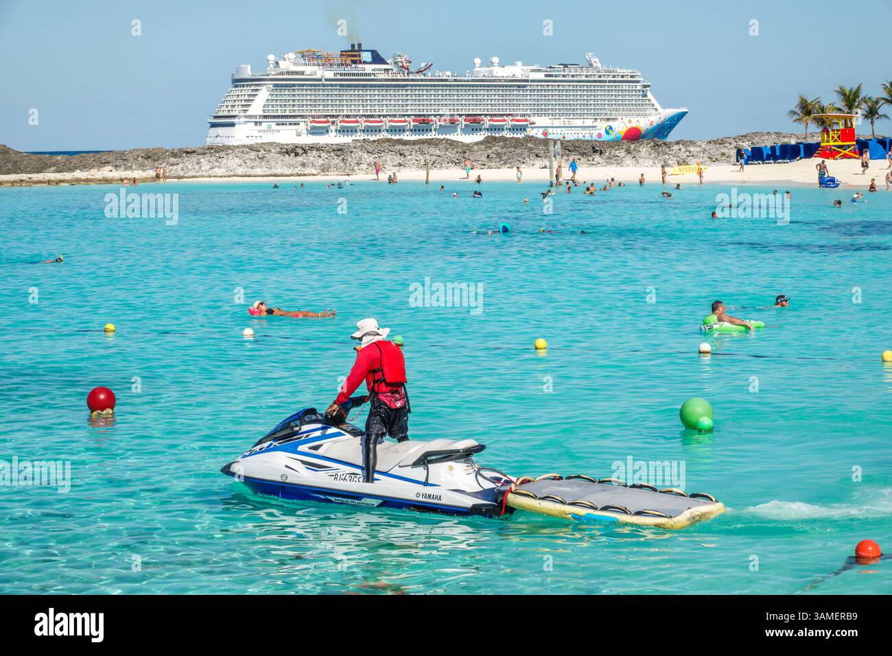 Toller Stirrup Cay die Bahamas, Strand Ozean Wasserlinie, Touristenrettung Team Sicherheitspatrouille, Yamaha Jet Ski Rettungsschwimmer Mann, der Jetski fährt, Rettungsschlitten Wassercra Stockfoto