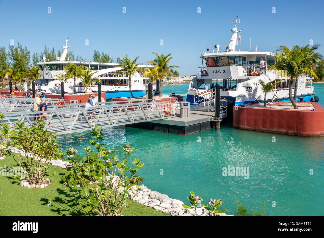 Super Stirrup Cay die Bahamas, Cruise Tenders GSC 2 GSC 3, Docking Pier Fähre Terminal, Passagiertransfer Boote, Einstiegsrampe Gehweg, Hafeneinschiffung Stockfoto
