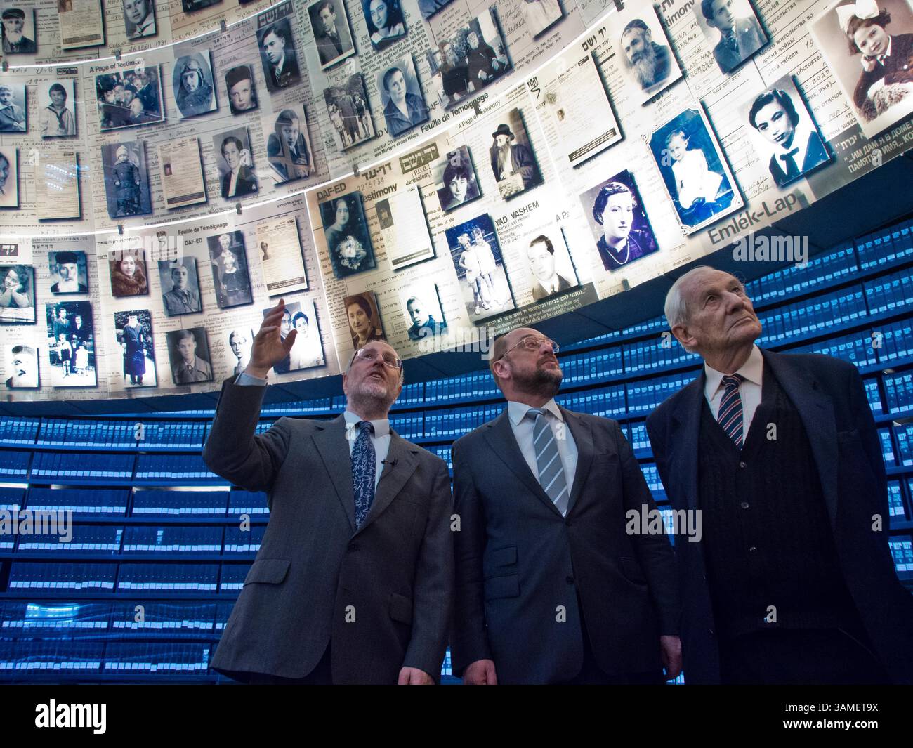 11. Februar 2014 - Jerusalem, Israel - Präsident des Europäischen Parlaments MARTIN SCHULZ (C) erhält Unterricht in der Halle der Namen des Yad Vashem Holocaust Museums, begleitet vom pensionierten Richter des Obersten Gerichtshofs, GAVRIEL BACH (R), der 1961 für die Verfolgung des NS-Kriegsverbrechers Adolf Eichmann verantwortlich war. Der Präsident besuchte das Museum, nahm an einer Gedenkfeier Teil und unterzeichnete das Gastbuch des Museums. (Kreditbild: © Nir Alon/ZUMAPRESS.com) Stockfoto