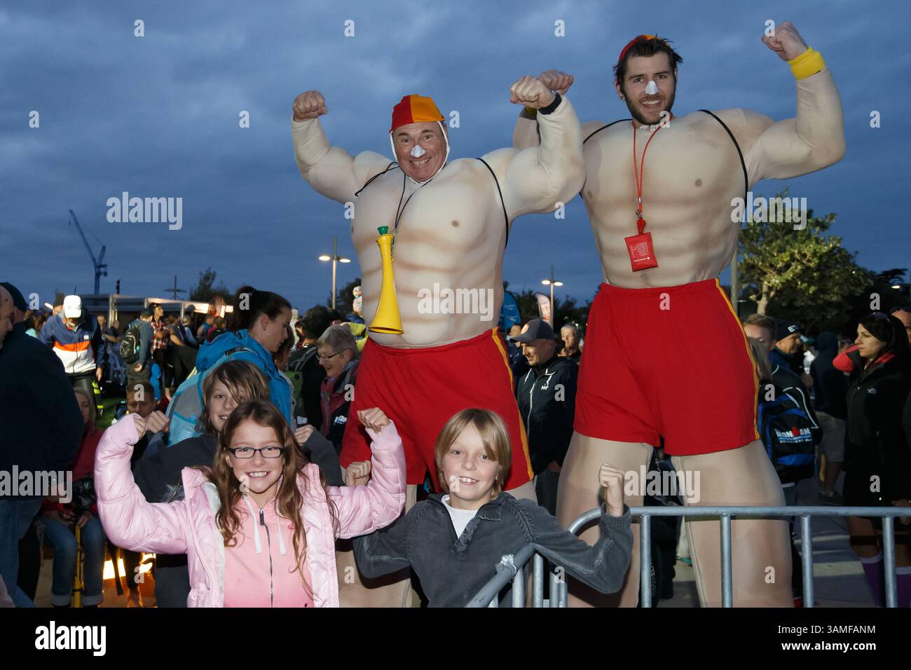 23. März 2014 - Melbourne, Victoria, Australien - Unterhaltung beim Start der IRONMAN Asia-Pacific Championship in Melbourne, Australien am Sonntag, 23. März 2014. (Bild: © Sydney Low/ZUMAPRESS.com) Stockfoto