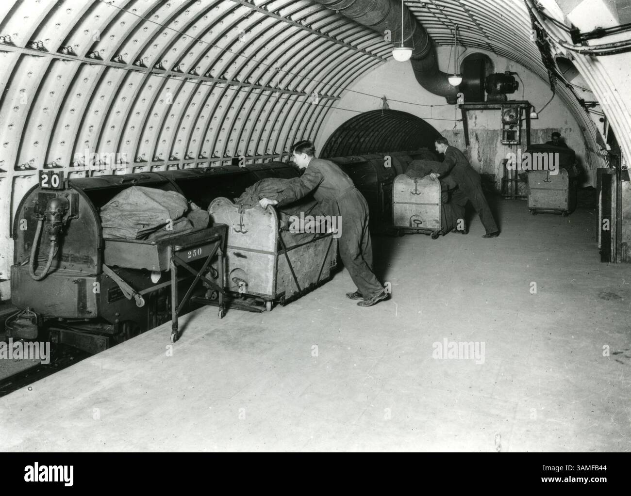 20. Januar 2014 - London, UK - Post Office Railway - die Verladepost auf die Zugpost wurde von den Hauptbahnhöfen abgeholt und dann zu den verschiedenen Postdepots in London gebracht. Von 1927 bis 2003 dauerte sie 22 Stunden am Tag und beschäftigte in seiner Spitzenphase 220 Arbeiter. ..die Post Office Underground Railway Ã Mail Rail Ã lief still und fleißig unter den Straßen Londons und blieb über ein dreiviertel Jahrhundert weitgehend unbemerkt. Doch seit 2003 ist die erste fahrerlose, elektrifizierte worldÃs-Bahn mit nur wenigen Ingenieuren ruhend geblieben, um sie zu warten. Nach neuen Plänen der Stockfoto