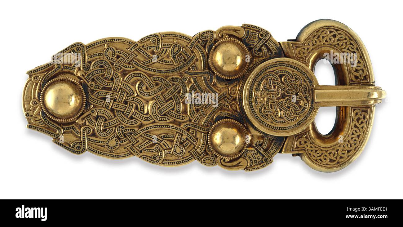 Dezember 2013 - London, Großbritannien - die Sutton Hoo Gürtelschnalle. Gold, hohl mit gegossenem Ornament, frühangelsächsisch, Anfang des 7. Jahrhunderts. Gefunden im Sutton Hoo Ship-Grabhügel 1, Suffolk, England. ...Neue Galerie und Ausstellung der britischen MuseumÃs unvergleichliche frühmittelalterliche Sammlungen einschließlich des berühmten Sutton Hoo Schatzes . Saal 41 wird am 27. März 2014 durch eine großzügige Spende von Sir Paul und Lady Jill Ruddock eröffnet. Es ist die erste vollständige Renovierung der Galerie seit 1985. 75 Jahre nach ihrer Entdeckung werden die Funde aus dem Sutton Hoo sh das Herzstück von galleryÃs sein Stockfoto