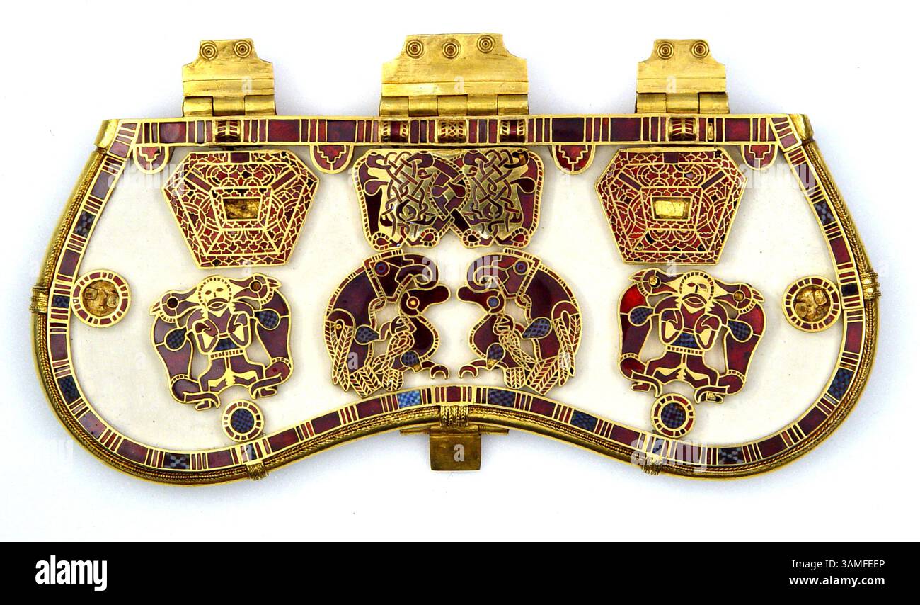 20. Dezember 2013 - London, Großbritannien - der Sutton Hoo Handydeckel. Gold, cloisonnÅ½ Granat und Millefiori-Glas. Frühe angelsächsische, frühe 7. Jahrhundert. Gefunden im Sutton Hoo Ship-Grabhügel 1, Suffolk, England. â Trustees of the British Museum. Eine neue Galerie und Ausstellung der britischen MuseumÃs unvergleichliche frühmittelalterliche Sammlungen, darunter der berühmte Sutton Hoo Schatz. Saal 41 wird am 27. März 2014 durch eine großzügige Spende von Sir Paul und Lady Jill Ruddock eröffnet. Es ist die erste vollständige Renovierung der Galerie seit 1985. 75 Jahre nach ihrer Entdeckung hat das galleryÃs-Zentrum Stockfoto