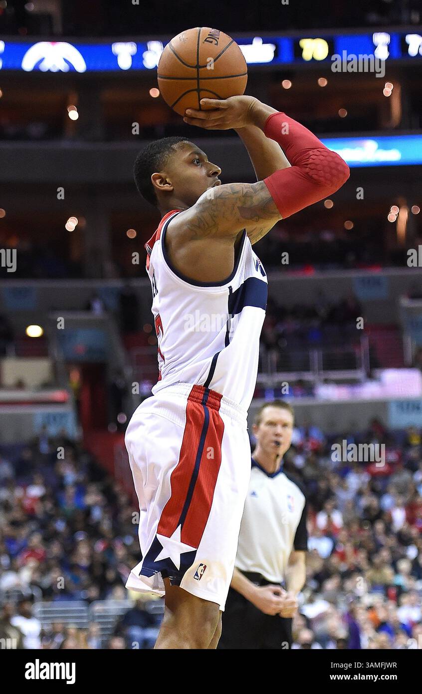 26. März 2014 - Washington, DC, USA - der Washington Wizards Guard Bradley Beal (3) schießt in der zweiten Hälfte des Spiels im Verizon Center in Washington am Mittwoch, 26. März 2014 gegen die Phoenix Suns. Phoenix besiegte Washington 99–93. (Bild: © Harry E. Walker/MCT/ZUMAPRESS.com) Stockfoto