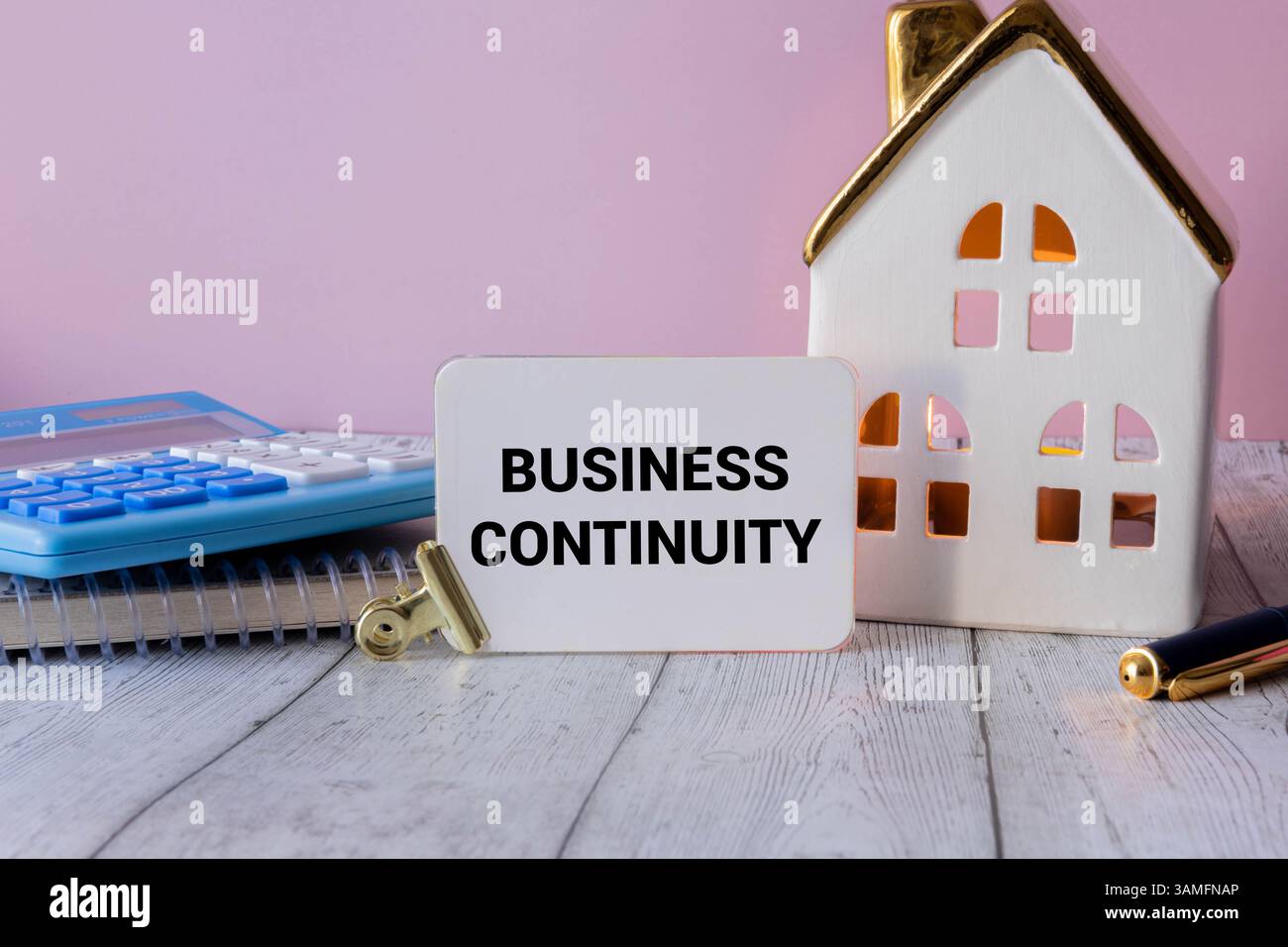 Facility Management. Text auf geöffnetem Notizblock auf grauem Hintergrund in der Nähe des weißen Tastaturrechners Stockfoto