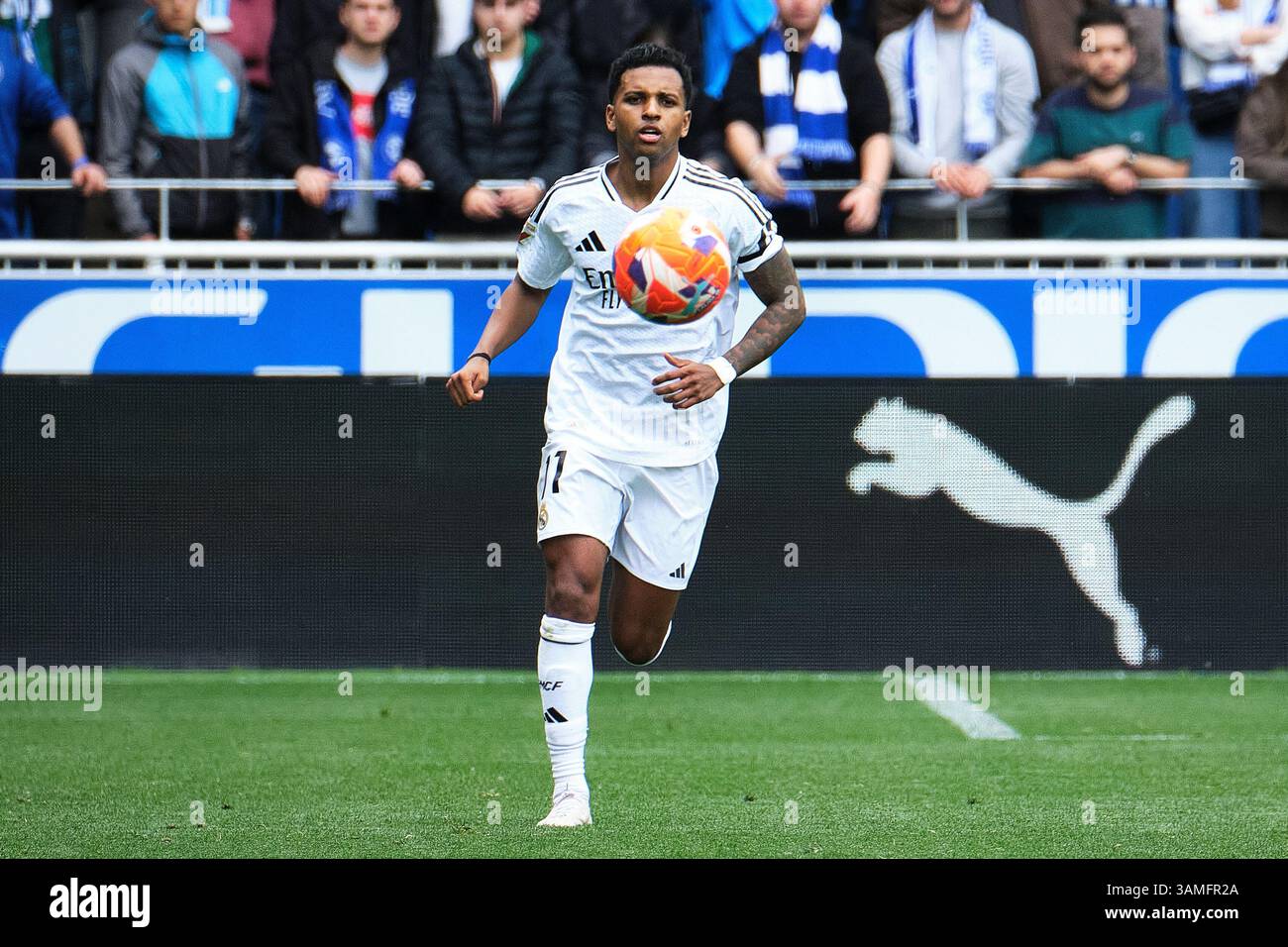 Vitoria / Gasteiz, Araba, Spanien - 13. April 2025: Rodrygo geht in das Spiel Alavés gegen Real Madrid, das Teil der spanischen LaLiga EA SPORTS ist und im Mendizorrotza Stadion ausgetragen wird. Quelle: Rubén Gil/Alamy Live News. Stockfoto