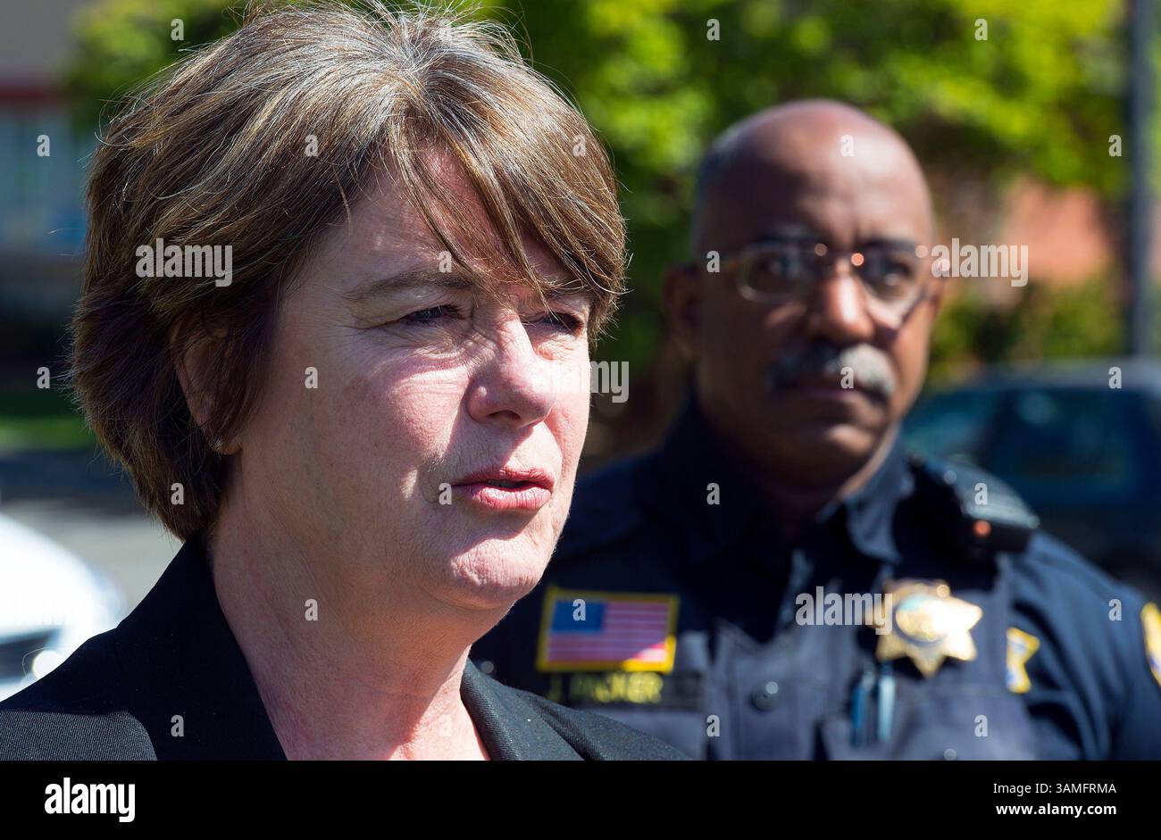 11. April 2014 - Arcata, Kalifornien, USA - Vice President for Enrollment Management and Student Affairs an der Humboldt State University PEG BLAKE, stellt während einer Pressekonferenz am Freitagnachmittag Fragen aus den Medien, während der Sergeant der University Police John Parker auf ihn wartet. Die Konferenz folgte einem tödlichen Busunfall, bei dem 10 Menschen ums Leben kamen und 30 verletzt wurden. Bei dem tragischen Unfall am Donnerstag, dem 10. April, waren High-School-Schüler in einem Charterbus auf dem Weg zur Frühjahrsvorschau der Humboldt State University. Sie ereignete sich an der Interstate 5 in der Nähe von Orland gegen 17:41 Uhr, als eine FedEx tr Stockfoto 11. April 2014 - Arcata, Kalifornien, USA - Vice President for Enrollment Management and Student Affairs an der Humboldt State University PEG BLAKE, stellt während einer Pressekonferenz am Freitagnachmittag Fragen aus den Medien, während der Sergeant der University Police John Parker auf ihn wartet. Die Konferenz folgte einem tödlichen Busunfall, bei dem 10 Menschen ums Leben kamen und 30 verletzt wurden. Bei dem tragischen Unfall am Donnerstag, dem 10. April, waren High-School-Schüler in einem Charterbus auf dem Weg zur Frühjahrsvorschau der Humboldt State University. Sie ereignete sich an der Interstate 5 in der Nähe von Orland gegen 17:41 Uhr, als eine FedEx tr Stockfoto
