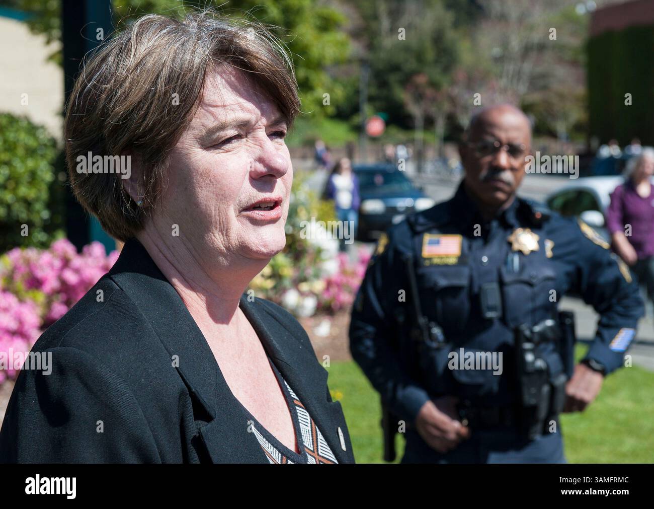 11. April 2014 - Arcata, Kalifornien, USA - Vice President for Enrollment Management and Student Affairs an der Humboldt State University PEG BLAKE, stellt während einer Pressekonferenz am Freitagnachmittag Fragen aus den Medien, während der Sergeant der University Police John Parker auf ihn wartet. Die Konferenz folgte einem tödlichen Busunfall, bei dem 10 Menschen ums Leben kamen und 30 verletzt wurden. Bei dem tragischen Unfall am Donnerstag, dem 10. April, waren High-School-Schüler in einem Charterbus auf dem Weg zur Frühjahrsvorschau der Humboldt State University. Sie ereignete sich an der Interstate 5 in der Nähe von Orland gegen 17:41 Uhr, als eine FedEx tr Stockfoto 11. April 2014 - Arcata, Kalifornien, USA - Vice President for Enrollment Management and Student Affairs an der Humboldt State University PEG BLAKE, stellt während einer Pressekonferenz am Freitagnachmittag Fragen aus den Medien, während der Sergeant der University Police John Parker auf ihn wartet. Die Konferenz folgte einem tödlichen Busunfall, bei dem 10 Menschen ums Leben kamen und 30 verletzt wurden. Bei dem tragischen Unfall am Donnerstag, dem 10. April, waren High-School-Schüler in einem Charterbus auf dem Weg zur Frühjahrsvorschau der Humboldt State University. Sie ereignete sich an der Interstate 5 in der Nähe von Orland gegen 17:41 Uhr, als eine FedEx tr Stockfoto