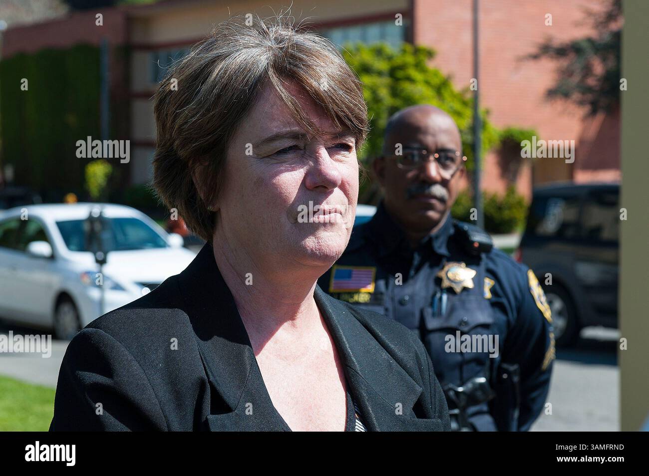 11. April 2014 - Arcata, Kalifornien, USA - Vice President for Enrollment Management and Student Affairs an der Humboldt State University PEG BLAKE, stellt während einer Pressekonferenz am Freitagnachmittag Fragen aus den Medien, während der Sergeant der University Police John Parker auf ihn wartet. Die Konferenz folgte einem tödlichen Busunfall, bei dem 10 Menschen ums Leben kamen und 30 verletzt wurden. Bei dem tragischen Unfall am Donnerstag, dem 10. April, waren High-School-Schüler in einem Charterbus auf dem Weg zur Frühjahrsvorschau der Humboldt State University. Sie ereignete sich an der Interstate 5 in der Nähe von Orland gegen 17:41 Uhr, als eine FedEx tr Stockfoto 11. April 2014 - Arcata, Kalifornien, USA - Vice President for Enrollment Management and Student Affairs an der Humboldt State University PEG BLAKE, stellt während einer Pressekonferenz am Freitagnachmittag Fragen aus den Medien, während der Sergeant der University Police John Parker auf ihn wartet. Die Konferenz folgte einem tödlichen Busunfall, bei dem 10 Menschen ums Leben kamen und 30 verletzt wurden. Bei dem tragischen Unfall am Donnerstag, dem 10. April, waren High-School-Schüler in einem Charterbus auf dem Weg zur Frühjahrsvorschau der Humboldt State University. Sie ereignete sich an der Interstate 5 in der Nähe von Orland gegen 17:41 Uhr, als eine FedEx tr Stockfoto