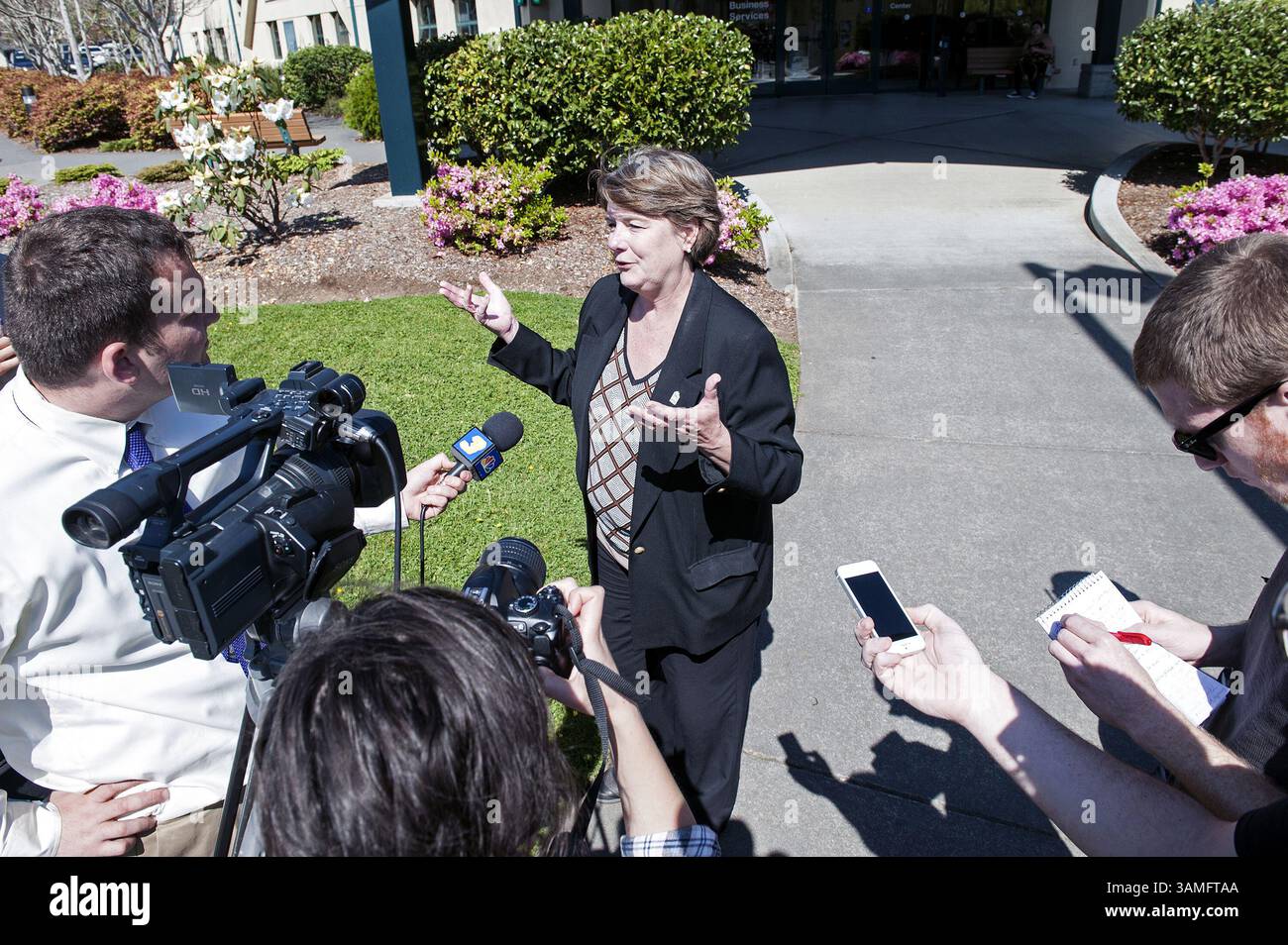 11. April 2014 - Arcata, CA, USA - Peg Blake, Vice President for Enrollment Management and Student Affairs an der Humboldt State University, stellt während einer Pressekonferenz am Freitagnachmittag nach einem tödlichen Busunfall, bei dem 10 Menschen ums Leben kamen und 30 verletzt wurden, Fragen aus den Medien. Universityâ tragische Unglück am Donnerstag, dem 10. April, verzeichnete Schüler, die in einem Charterbus zur Frühjahrsvorschau des Landes Humboldt unterwegs waren. Sie ereignete sich auf der Interstate 5 in der Nähe von Orland, Kalifornien, gegen 17:41 Uhr, als ein FedEx-Lkw mit dem Bus kollidierte. (Bild: © Mark McKenna/ZUMA Wir Stockfoto 11. April 2014 - Arcata, CA, USA - Peg Blake, Vice President for Enrollment Management and Student Affairs an der Humboldt State University, stellt während einer Pressekonferenz am Freitagnachmittag nach einem tödlichen Busunfall, bei dem 10 Menschen ums Leben kamen und 30 verletzt wurden, Fragen aus den Medien. Universityâ tragische Unglück am Donnerstag, dem 10. April, verzeichnete Schüler, die in einem Charterbus zur Frühjahrsvorschau des Landes Humboldt unterwegs waren. Sie ereignete sich auf der Interstate 5 in der Nähe von Orland, Kalifornien, gegen 17:41 Uhr, als ein FedEx-Lkw mit dem Bus kollidierte. (Bild: © Mark McKenna/ZUMA Wir Stockfoto