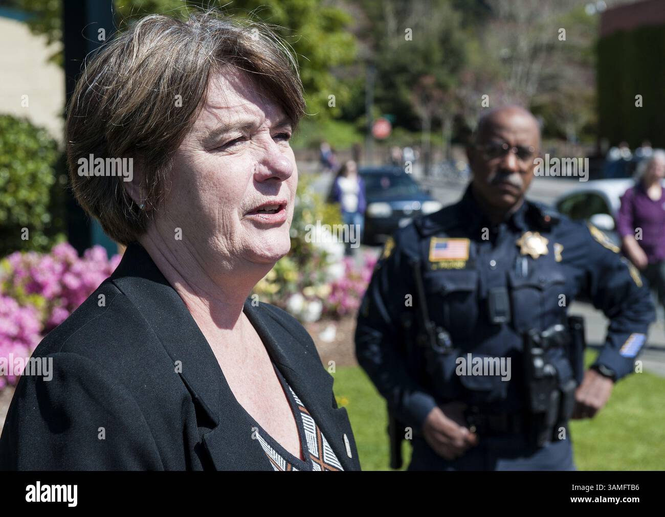 11. April 2014: Arcata, CA, US-Vizepräsident für Einschreibungsmanagement und Studentenangelegenheiten an der Humboldt State University Peg Blake, stellt während einer Pressekonferenz am Freitagnachmittag Fragen aus den Medien, während der Polizeibeamte John Parker auf seine Reihe wartet. Die Konferenz folgte einem tödlichen Busunfall, bei dem 10 Menschen ums Leben kamen und 30 verletzt wurden. Universityâ tragische Unglück am Donnerstag, dem 10. April, verzeichnete Schüler, die in einem Charterbus zur Frühjahrsvorschau des Landes Humboldt unterwegs waren. Sie ereignete sich an der Interstate 5 in der Nähe von Orland, Kalifornien, gegen 17:41 Uhr, als ein FedEx Stockfoto 11. April 2014: Arcata, CA, US-Vizepräsident für Einschreibungsmanagement und Studentenangelegenheiten an der Humboldt State University Peg Blake, stellt während einer Pressekonferenz am Freitagnachmittag Fragen aus den Medien, während der Polizeibeamte John Parker auf seine Reihe wartet. Die Konferenz folgte einem tödlichen Busunfall, bei dem 10 Menschen ums Leben kamen und 30 verletzt wurden. Universityâ tragische Unglück am Donnerstag, dem 10. April, verzeichnete Schüler, die in einem Charterbus zur Frühjahrsvorschau des Landes Humboldt unterwegs waren. Sie ereignete sich an der Interstate 5 in der Nähe von Orland, Kalifornien, gegen 17:41 Uhr, als ein FedEx Stockfoto