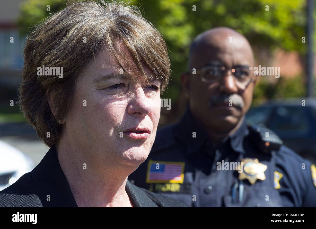 11. April 2014: Arcata, CA, US-Vizepräsident für Einschreibungsmanagement und Studentenangelegenheiten an der Humboldt State University Peg Blake, stellt während einer Pressekonferenz am Freitagnachmittag Fragen aus den Medien, während der Polizeibeamte John Parker auf seine Reihe wartet. Die Konferenz folgte einem tödlichen Busunfall, bei dem 10 Menschen ums Leben kamen und 30 verletzt wurden. Universityâ tragische Unglück am Donnerstag, dem 10. April, verzeichnete Schüler, die in einem Charterbus zur Frühjahrsvorschau des Landes Humboldt unterwegs waren. Sie ereignete sich an der Interstate 5 in der Nähe von Orland, Kalifornien, gegen 17:41 Uhr, als ein FedEx Stockfoto 11. April 2014: Arcata, CA, US-Vizepräsident für Einschreibungsmanagement und Studentenangelegenheiten an der Humboldt State University Peg Blake, stellt während einer Pressekonferenz am Freitagnachmittag Fragen aus den Medien, während der Polizeibeamte John Parker auf seine Reihe wartet. Die Konferenz folgte einem tödlichen Busunfall, bei dem 10 Menschen ums Leben kamen und 30 verletzt wurden. Universityâ tragische Unglück am Donnerstag, dem 10. April, verzeichnete Schüler, die in einem Charterbus zur Frühjahrsvorschau des Landes Humboldt unterwegs waren. Sie ereignete sich an der Interstate 5 in der Nähe von Orland, Kalifornien, gegen 17:41 Uhr, als ein FedEx Stockfoto