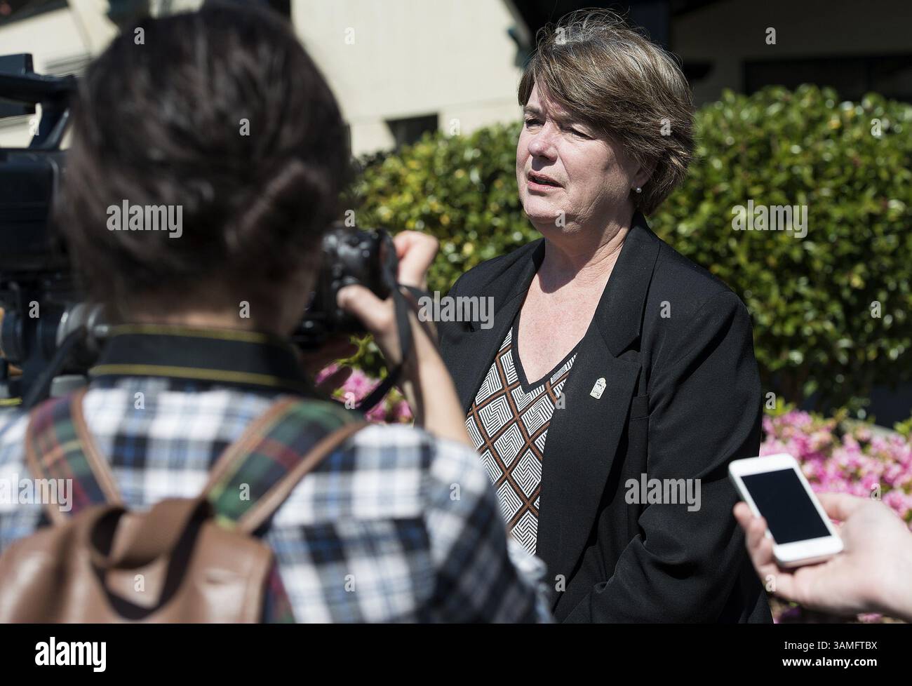 11. April 2014 - Arcata, CA, USA - Peg Blake, Vice President for Enrollment Management and Student Affairs an der Humboldt State University, stellt während einer Pressekonferenz am Freitagnachmittag nach einem tödlichen Busunfall, bei dem 10 Menschen ums Leben kamen und 30 verletzt wurden, Fragen aus den Medien. Universityâ tragische Unglück am Donnerstag, dem 10. April, verzeichnete Schüler, die in einem Charterbus zur Frühjahrsvorschau des Landes Humboldt unterwegs waren. Sie ereignete sich auf der Interstate 5 in der Nähe von Orland, Kalifornien, gegen 17:41 Uhr, als ein FedEx-Lkw mit dem Bus kollidierte. (Bild: © Mark McKenna/ZUMA Wir Stockfoto 11. April 2014 - Arcata, CA, USA - Peg Blake, Vice President for Enrollment Management and Student Affairs an der Humboldt State University, stellt während einer Pressekonferenz am Freitagnachmittag nach einem tödlichen Busunfall, bei dem 10 Menschen ums Leben kamen und 30 verletzt wurden, Fragen aus den Medien. Universityâ tragische Unglück am Donnerstag, dem 10. April, verzeichnete Schüler, die in einem Charterbus zur Frühjahrsvorschau des Landes Humboldt unterwegs waren. Sie ereignete sich auf der Interstate 5 in der Nähe von Orland, Kalifornien, gegen 17:41 Uhr, als ein FedEx-Lkw mit dem Bus kollidierte. (Bild: © Mark McKenna/ZUMA Wir Stockfoto