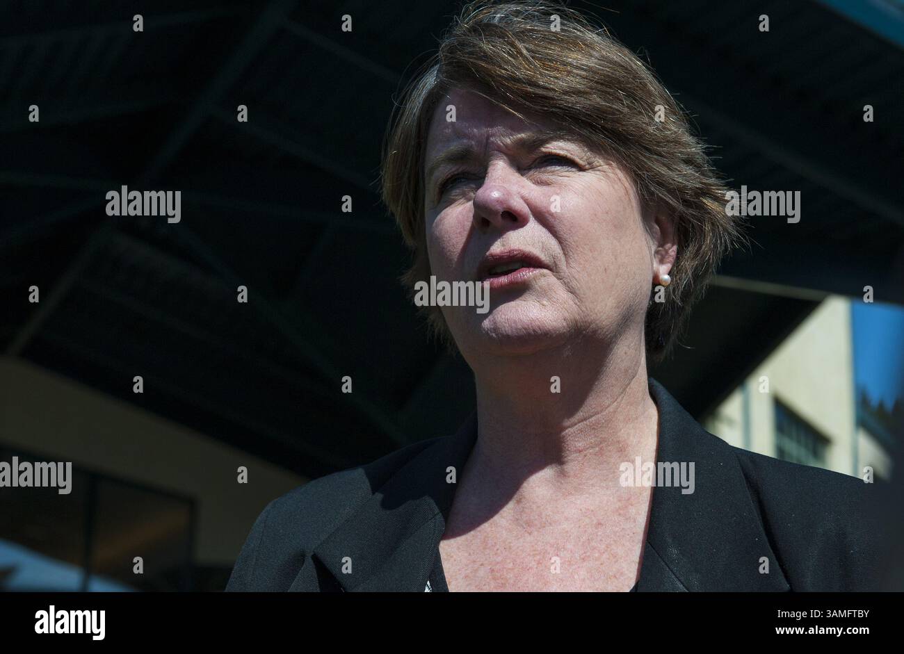 11. April 2014 - Arcata, CA, USA - Peg Blake, Vice President for Enrollment Management and Student Affairs an der Humboldt State University, stellt während einer Pressekonferenz am Freitagnachmittag nach einem tödlichen Busunfall, bei dem 10 Menschen ums Leben kamen und 30 verletzt wurden, Fragen aus den Medien. Universityâ tragische Unglück am Donnerstag, dem 10. April, verzeichnete Schüler, die in einem Charterbus zur Frühjahrsvorschau des Landes Humboldt unterwegs waren. Sie ereignete sich auf der Interstate 5 in der Nähe von Orland, Kalifornien, gegen 17:41 Uhr, als ein FedEx-Lkw mit dem Bus kollidierte. (Bild: © Mark McKenna/ZUMA Wir Stockfoto 11. April 2014 - Arcata, CA, USA - Peg Blake, Vice President for Enrollment Management and Student Affairs an der Humboldt State University, stellt während einer Pressekonferenz am Freitagnachmittag nach einem tödlichen Busunfall, bei dem 10 Menschen ums Leben kamen und 30 verletzt wurden, Fragen aus den Medien. Universityâ tragische Unglück am Donnerstag, dem 10. April, verzeichnete Schüler, die in einem Charterbus zur Frühjahrsvorschau des Landes Humboldt unterwegs waren. Sie ereignete sich auf der Interstate 5 in der Nähe von Orland, Kalifornien, gegen 17:41 Uhr, als ein FedEx-Lkw mit dem Bus kollidierte. (Bild: © Mark McKenna/ZUMA Wir Stockfoto