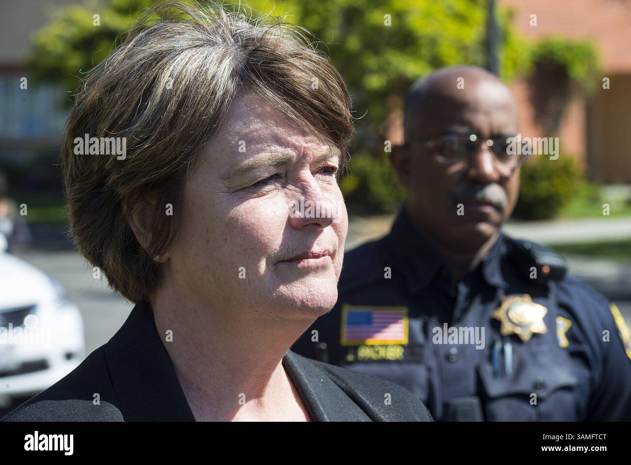 11. April 2014: Arcata, CA, US-Vizepräsident für Einschreibungsmanagement und Studentenangelegenheiten an der Humboldt State University Peg Blake, stellt während einer Pressekonferenz am Freitagnachmittag Fragen aus den Medien, während der Polizeibeamte John Parker auf seine Reihe wartet. Die Konferenz folgte einem tödlichen Busunfall, bei dem 10 Menschen ums Leben kamen und 30 verletzt wurden. Universityâ tragische Unglück am Donnerstag, dem 10. April, verzeichnete Schüler, die in einem Charterbus zur Frühjahrsvorschau des Landes Humboldt unterwegs waren. Sie ereignete sich an der Interstate 5 in der Nähe von Orland, Kalifornien, gegen 17:41 Uhr, als ein FedEx Stockfoto 11. April 2014: Arcata, CA, US-Vizepräsident für Einschreibungsmanagement und Studentenangelegenheiten an der Humboldt State University Peg Blake, stellt während einer Pressekonferenz am Freitagnachmittag Fragen aus den Medien, während der Polizeibeamte John Parker auf seine Reihe wartet. Die Konferenz folgte einem tödlichen Busunfall, bei dem 10 Menschen ums Leben kamen und 30 verletzt wurden. Universityâ tragische Unglück am Donnerstag, dem 10. April, verzeichnete Schüler, die in einem Charterbus zur Frühjahrsvorschau des Landes Humboldt unterwegs waren. Sie ereignete sich an der Interstate 5 in der Nähe von Orland, Kalifornien, gegen 17:41 Uhr, als ein FedEx Stockfoto