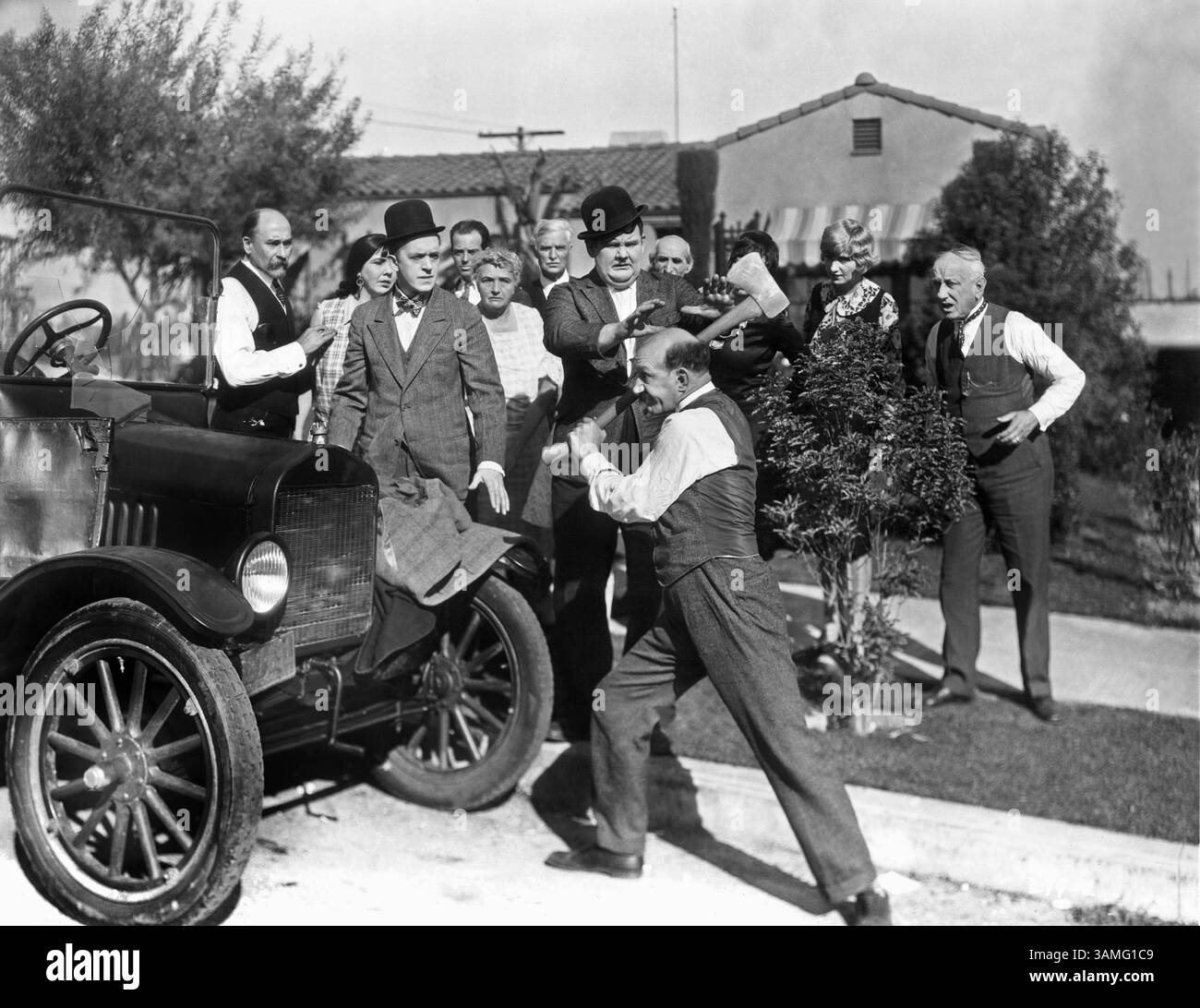 Januar 1920: Stan Laurel, Oliver Hardy und James Finlayson am Set von The Film, Big Business, 1929 (Bild: © Glasshouse/ZUMAPRESS.com) Stockfoto