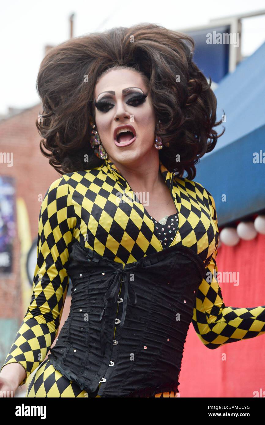 März 2014: St. Louis, Missouri, USA S - Ein Crossdresser tritt für die Menge beim Mardi Gras 2014 in St. Louis MO auf, wo das Thema der diesjährigen Parade war, St. Louis zu feiern, als er 250 Jahre alt wird. (Bild: © Richard Ulreich/ZUMAPRESS.com) Stockfoto