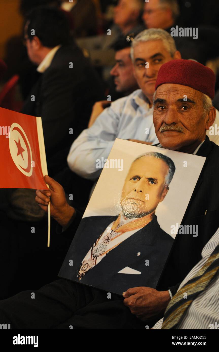 2. März 2014 - Tunis, Tunesien - Partisanenbewegung von Destourien mit Foto von Bourguiba. Rede des Präsidenten Destour Bewegung Hamed Karoui, während der Gedenkfeier des Kongresses Ksar Helal 1934 Datum der Gründung der Destourien Partei durch den Führer Habib Bourguiba Kongresspalast in Tunis in Anwesenheit mehrerer politischer Persönlichkeiten und Tausender Unterstützer seiner Bewegung. Hamed Karoui versicherte, dass Destourians das Recht haben und das Land zu retten müssen. Er kritisierte auch die Entscheidung, fünf Jahre für die Erlangung von Übergangsjustiz zu verwenden, da Tunesien dies nicht könne Stockfoto