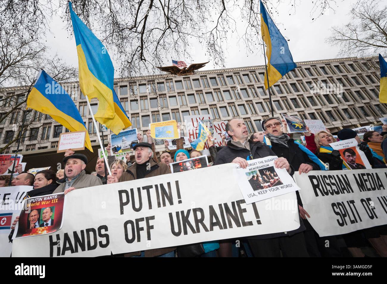2. März 2014 - London, England, Vereinigtes Königreich - Eine große Menge von Ukrainern und britischen Sympathisanten aus Großbritannien veranstaltete einen Protest vor der US-Botschaft, als Reaktion auf die drohende russische Invasion in der Ukraine und die mangelnde Unterstützung für das Budapester Memorandum. (Bild: © Lee Thomas/ZUMAPRESS.com) Stockfoto
