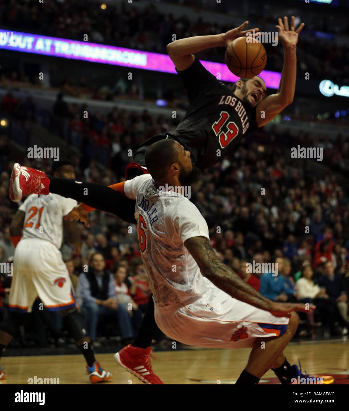 2. März 2014: Chicago, IL, USA – Joakim Noah der Chicago Bulls wird am Sonntag, den 2. März 2014, im United Center in Chicago von Tyson Chandler von New York Knicks befleckt. (Kreditbild: © Scott Strazzante/MCT/ZUMAPRESS.com) Stockfoto