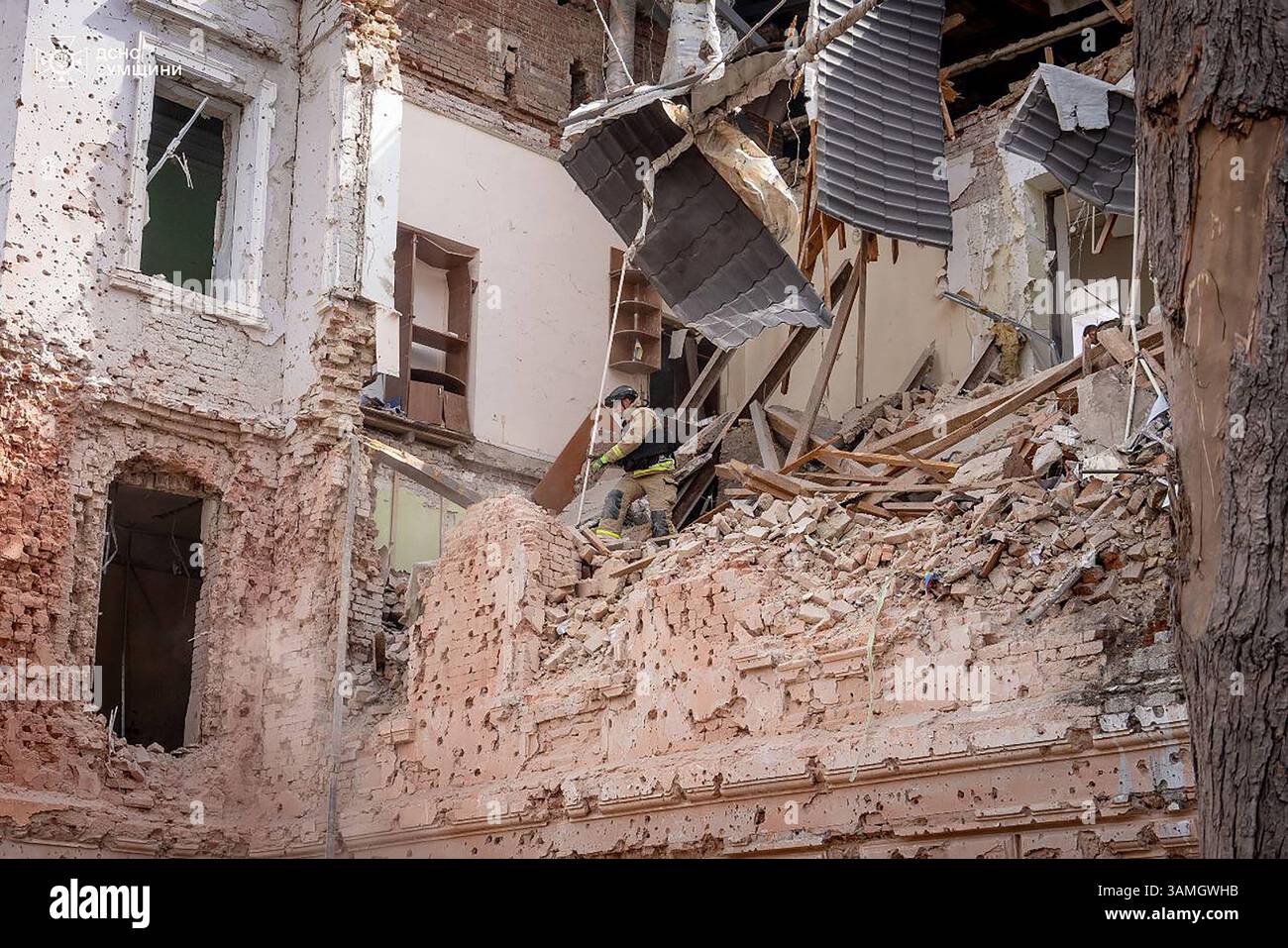 Sumy, Ukraine. April 2025. Ukrainische Retter arbeiten am Ort eines Raketenangriffs in Sumy, Nordost-Ukraine, während der russischen Invasion in die Ukraine am Suday am 13. April 2025. Der ukrainische Führer Wolodymyr Zelenski rief die Verbündeten dazu auf, „starken Druck“ auf Russland auszuüben, um seinen Krieg gegen die Ukraine zu beenden, nachdem ein russischer Angriff auf die Stadt Sumi 34 Menschen getötet hatte. Foto: Ukrainischer Notdienst/UPI Credit: UPI/Alamy Live News Stockfoto